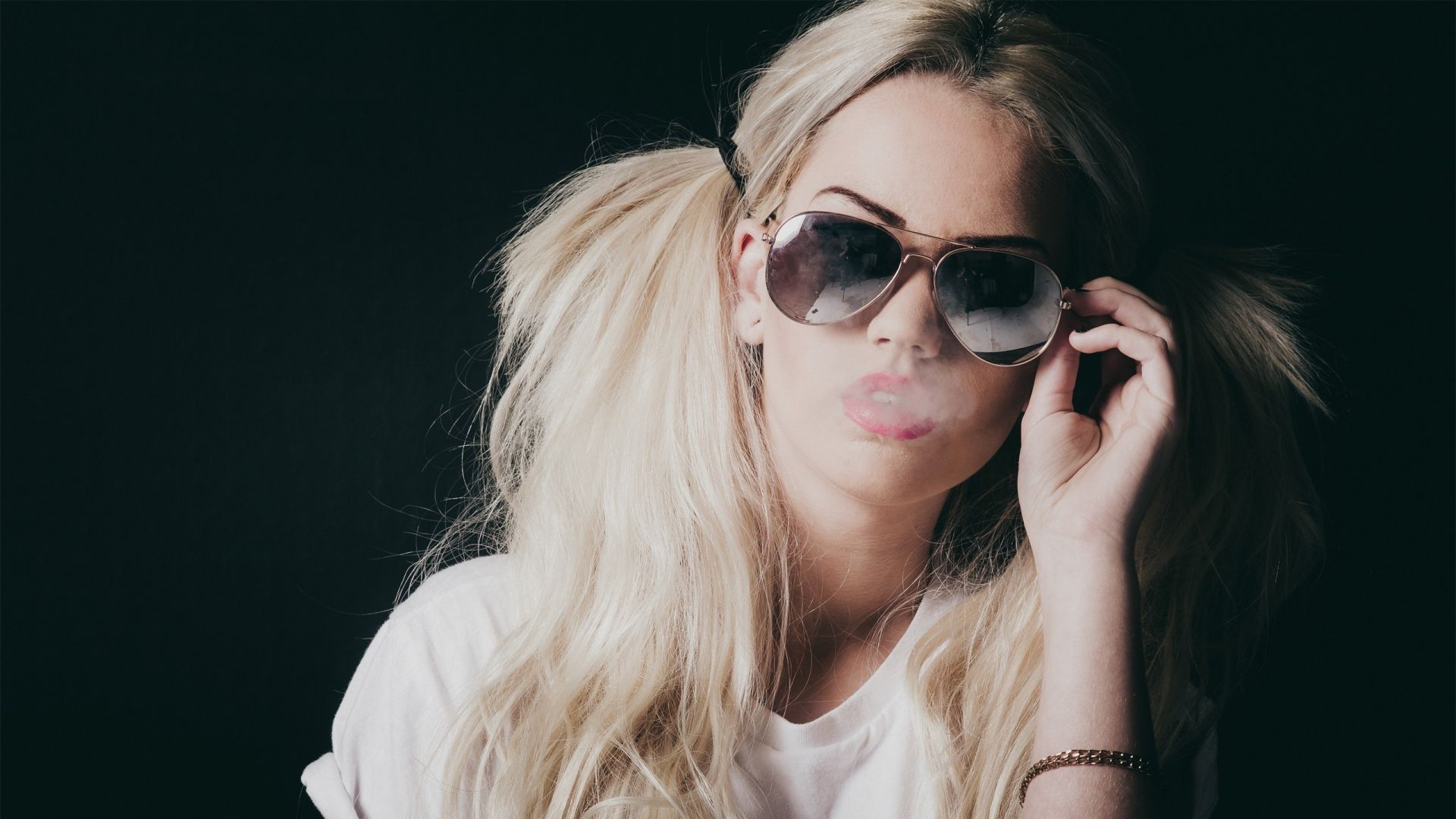 Download Wallpaper 1920x1080 girl, blonde, smoke, smoking