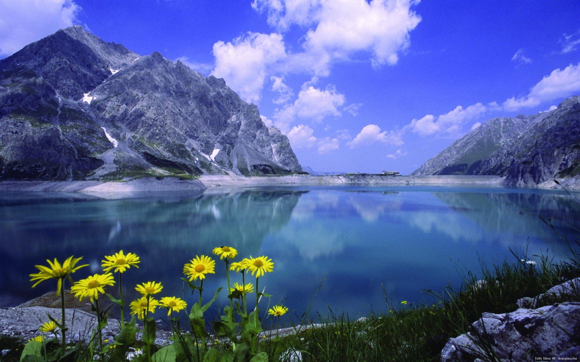 Peaceful Lake HD Wallpaper
