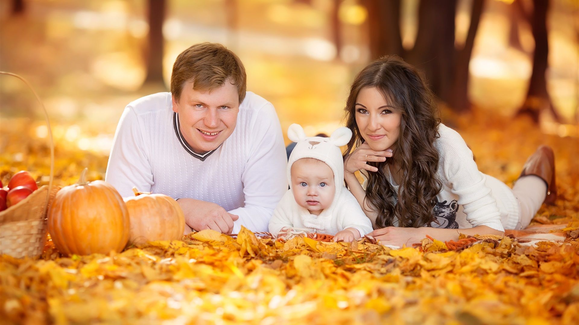 Wallpaper Family, outdoor, autumn, baby, dad, mom 2880x1800 HD