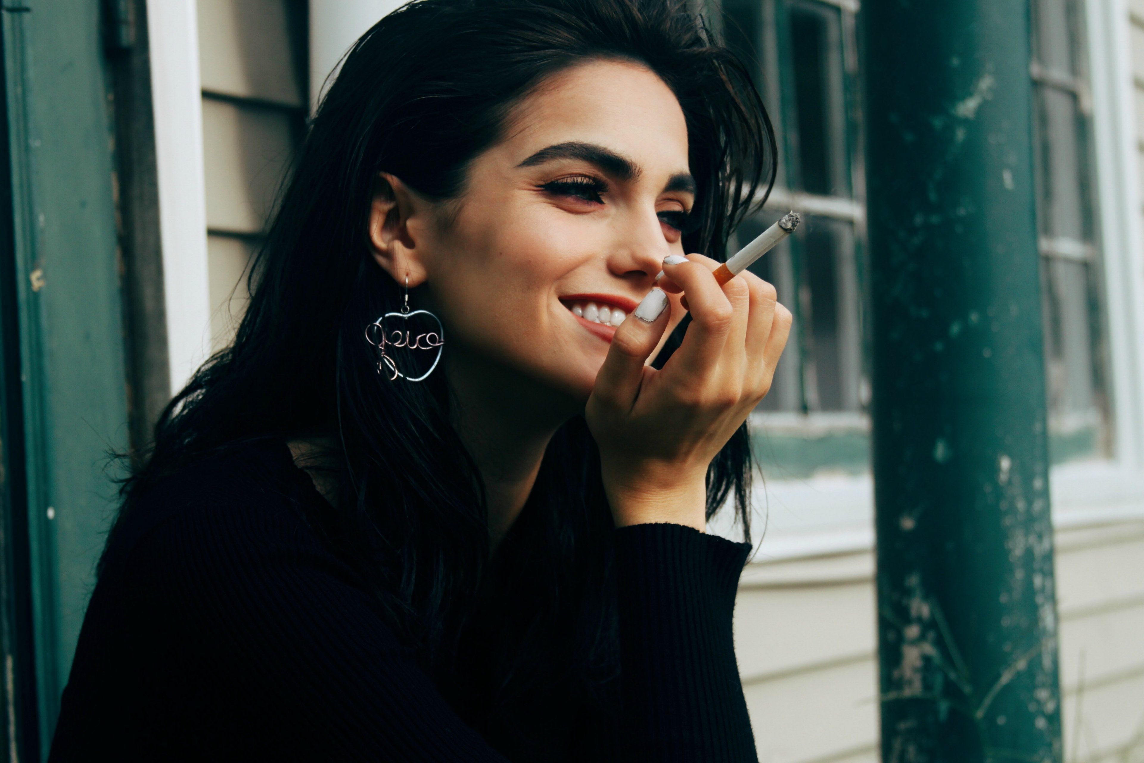 Wallpaper / smoking woman portrait and having a smoke