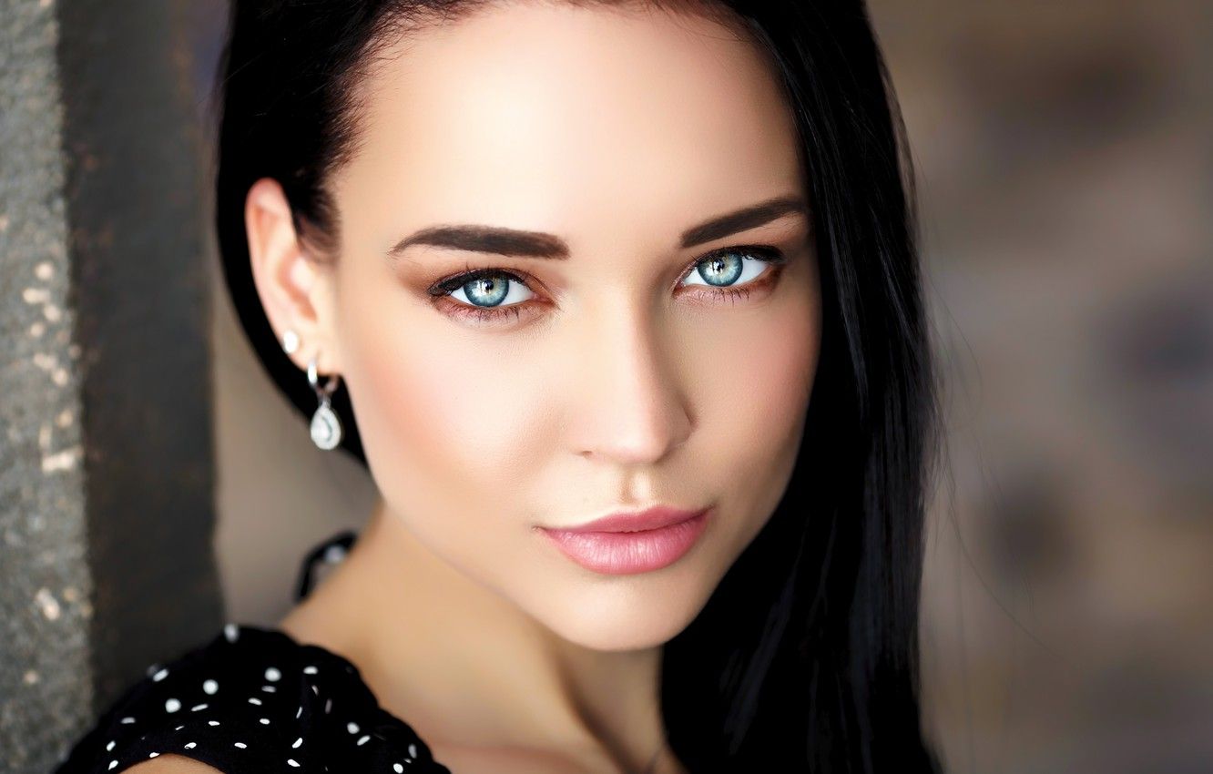 Blue-eyed brunette with freckles - wide 6