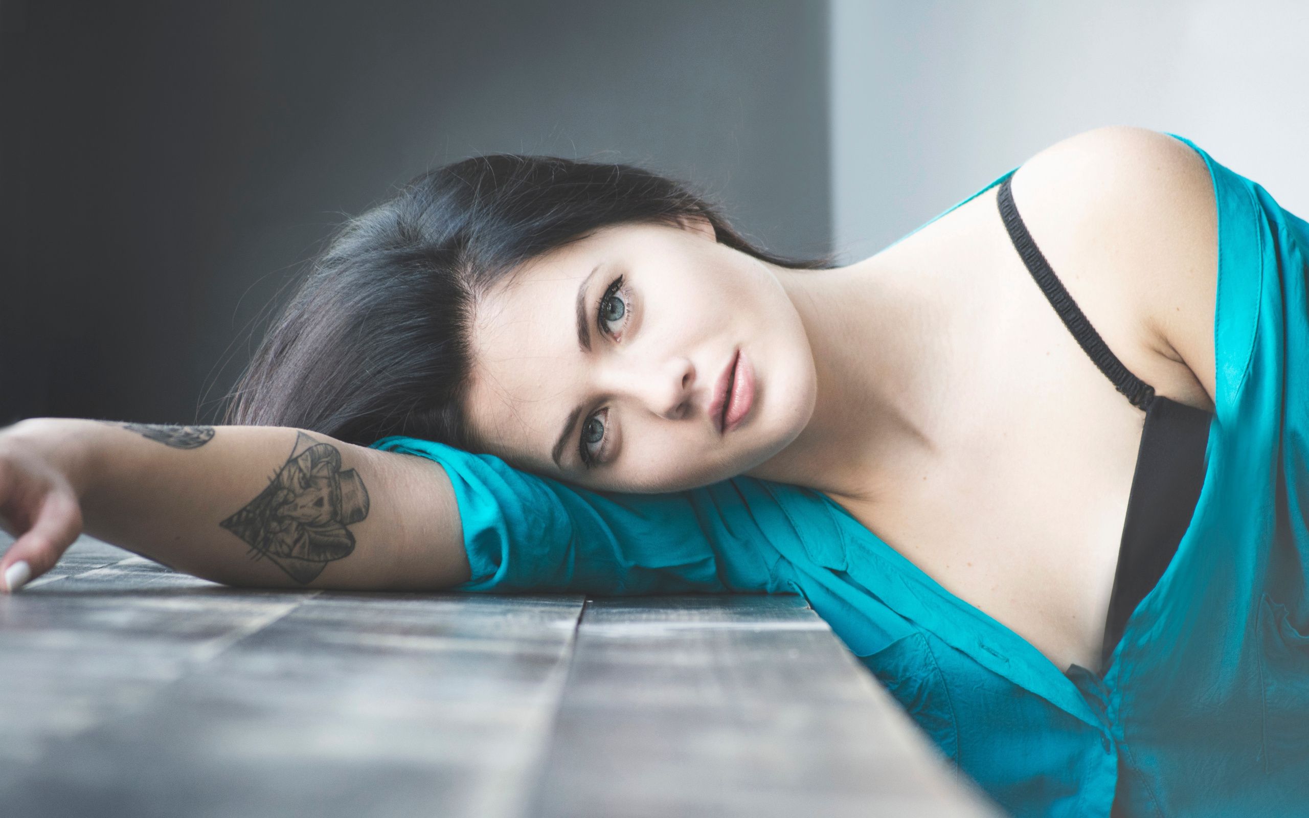 Download Blue eyes, woman model, tattoo on hand wallpaper