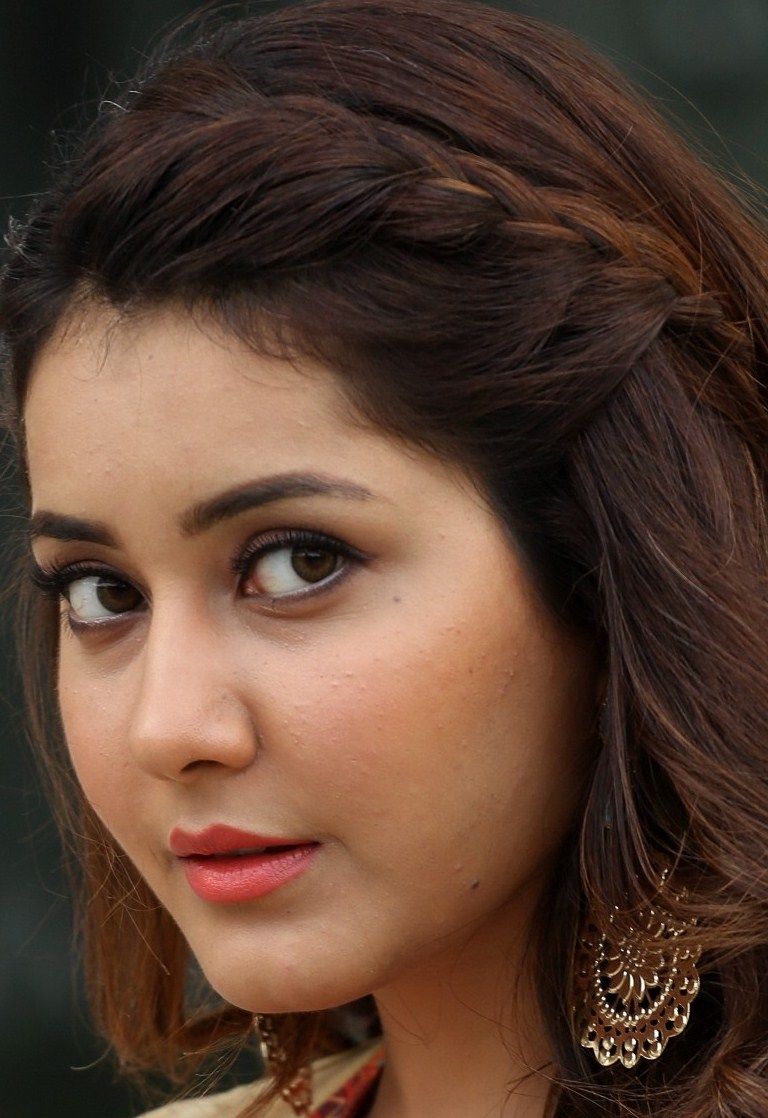 Telugu Actress Rashi Khanna HD Face Close Up Image