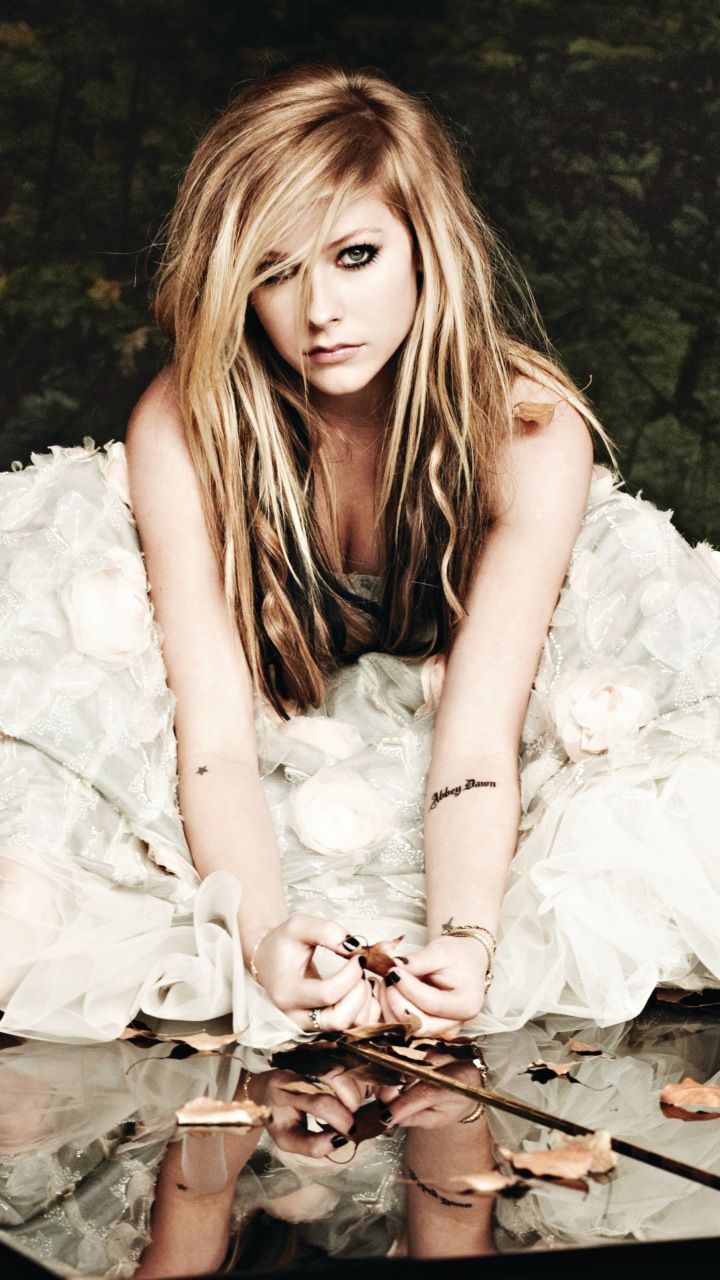 Avril Lavigne, celebrity, singer, 720x1280 wallpaper. Avril
