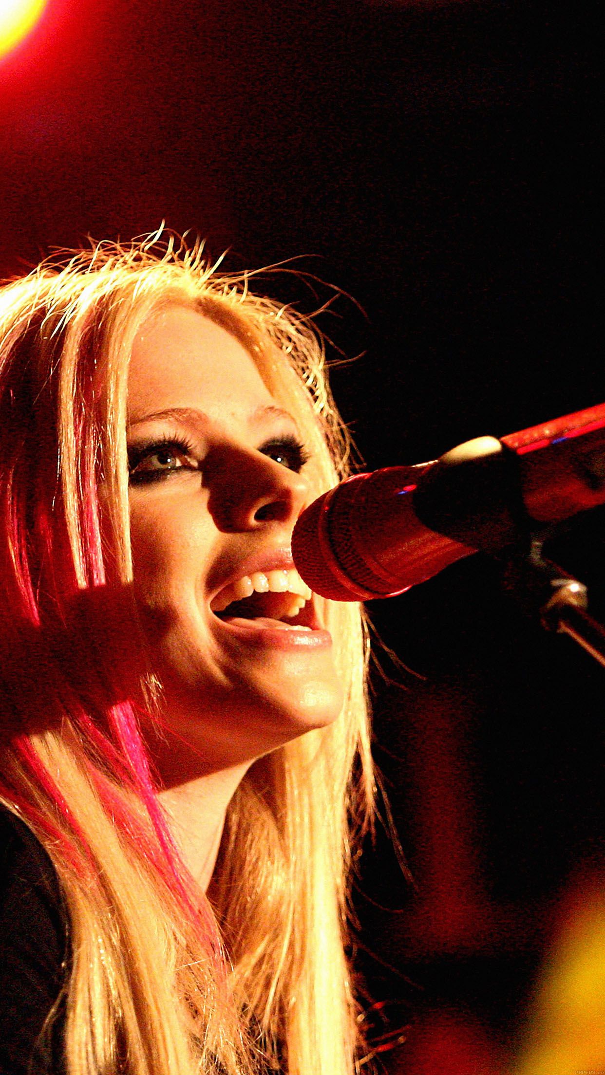 Wallpaper Avril Lavigne Sing Concert