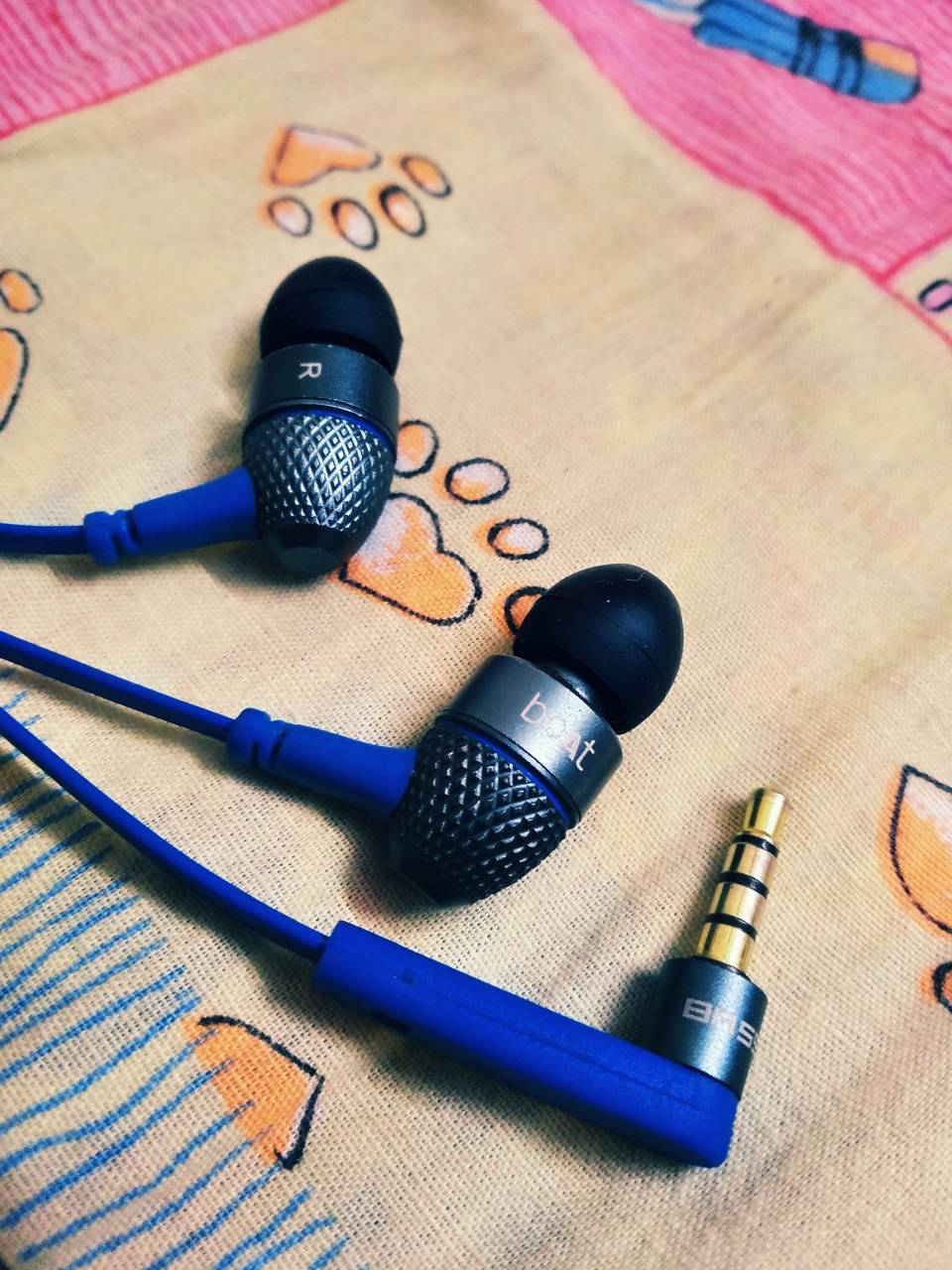 Earphones wallpaper