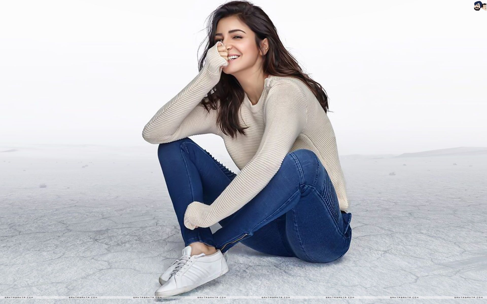 Anushka Sharma looks comely in casuals