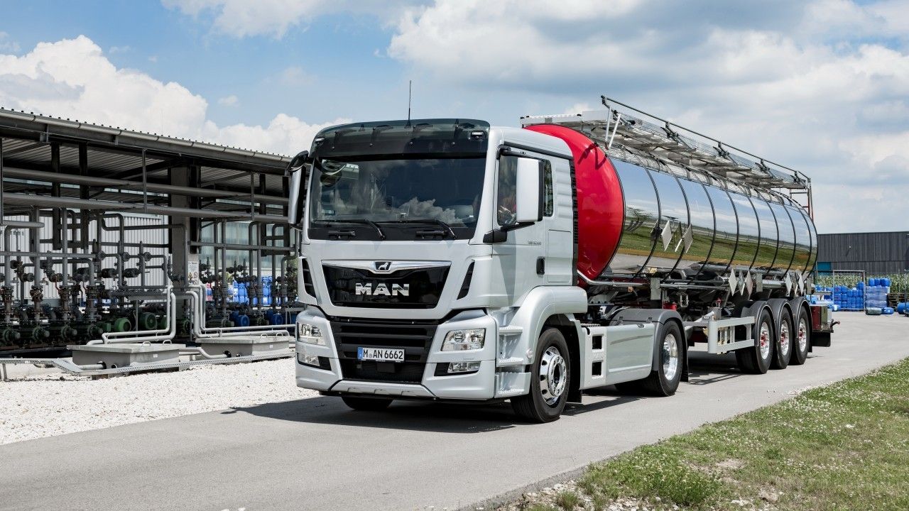 Download 1280x720 Man, Trucks Wallpaper