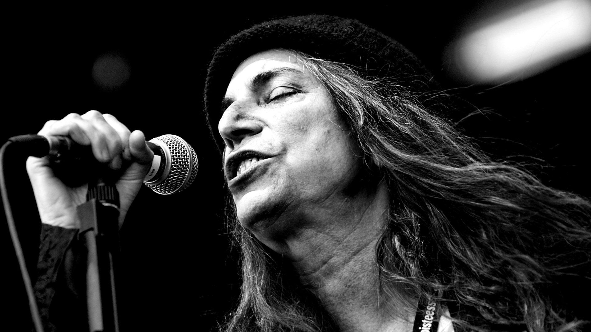 Download Wallpaper 1920x1080 patti smith, face, microphone, hair
