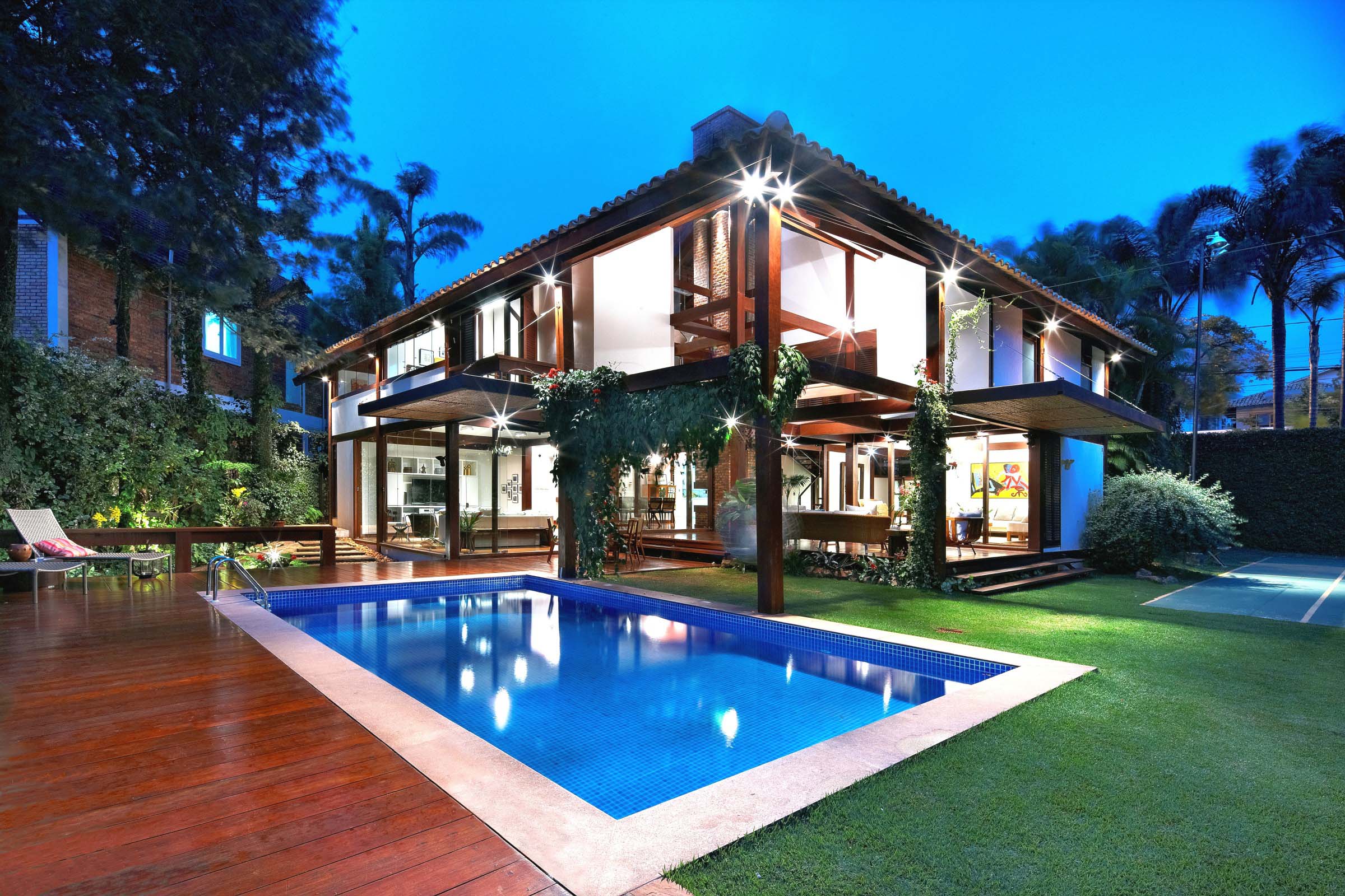Modern House With Swimming Pool Wallpaperx1600