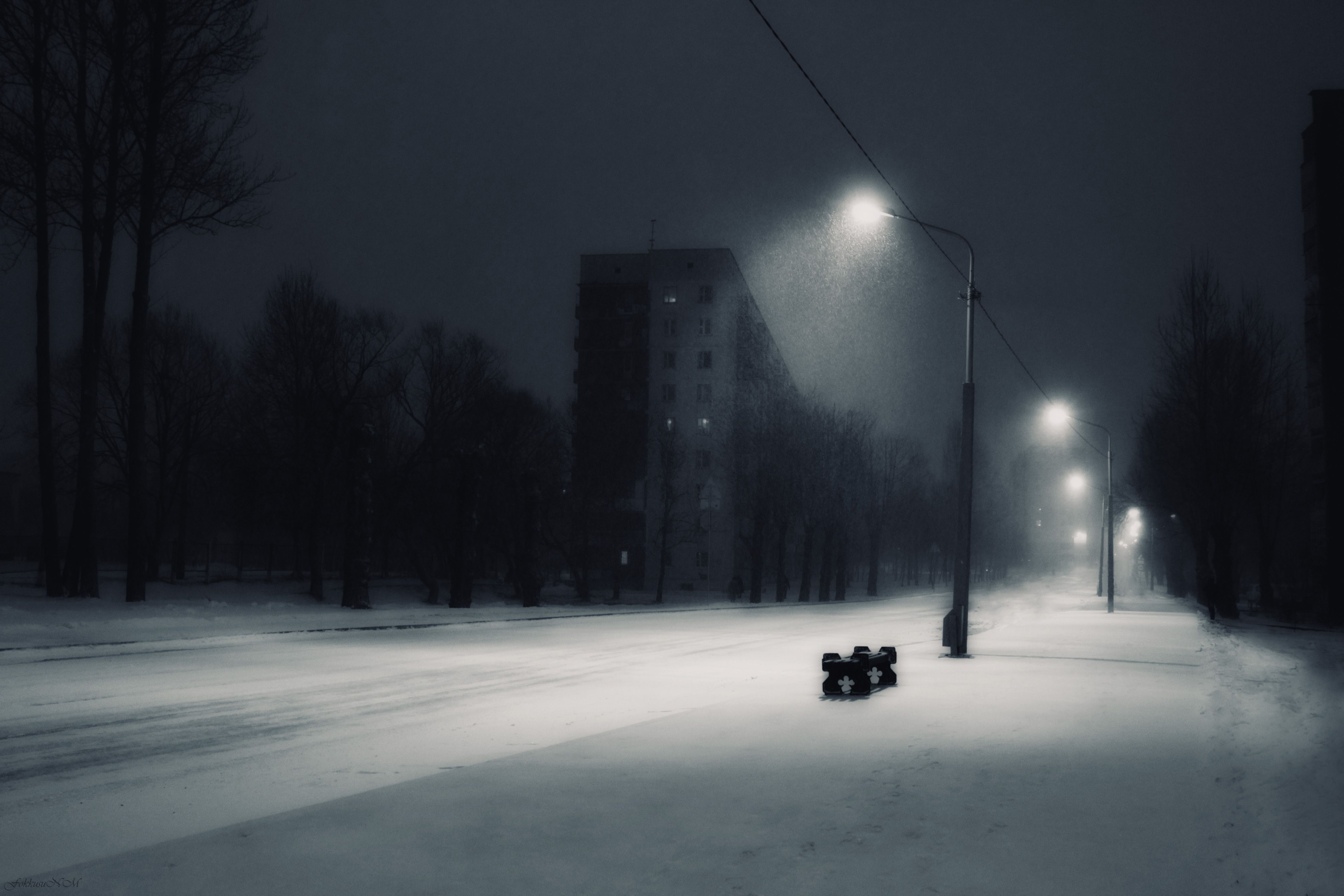 Темнота зимнего утра скрывала и площадку. Зима ночь. Зимний мрачный город. Мрачная зима в городе. Темная улица зимой.