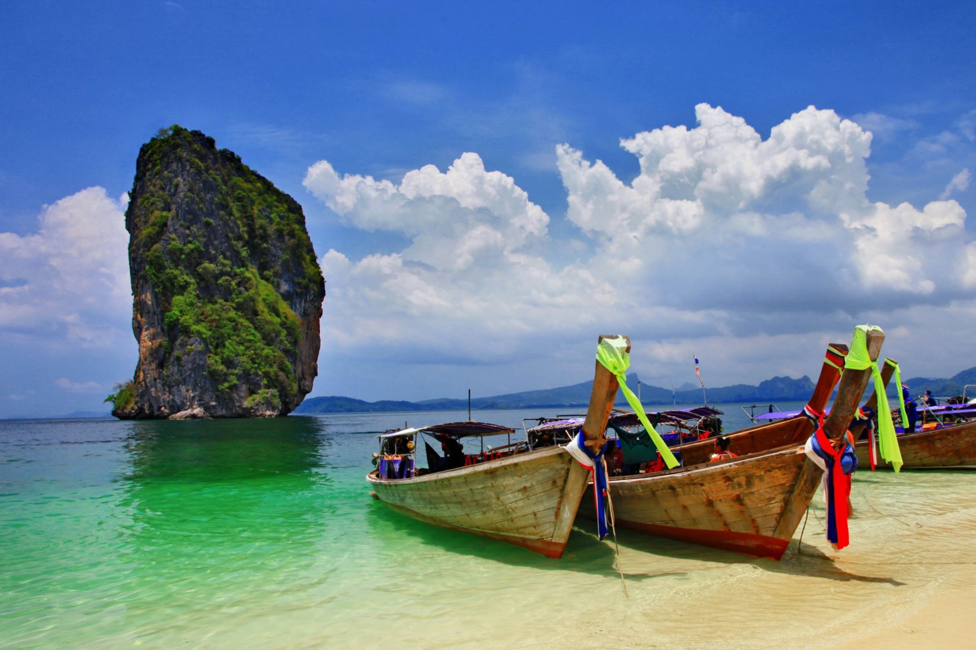 HD Summer Beach and Boat Wallpaper