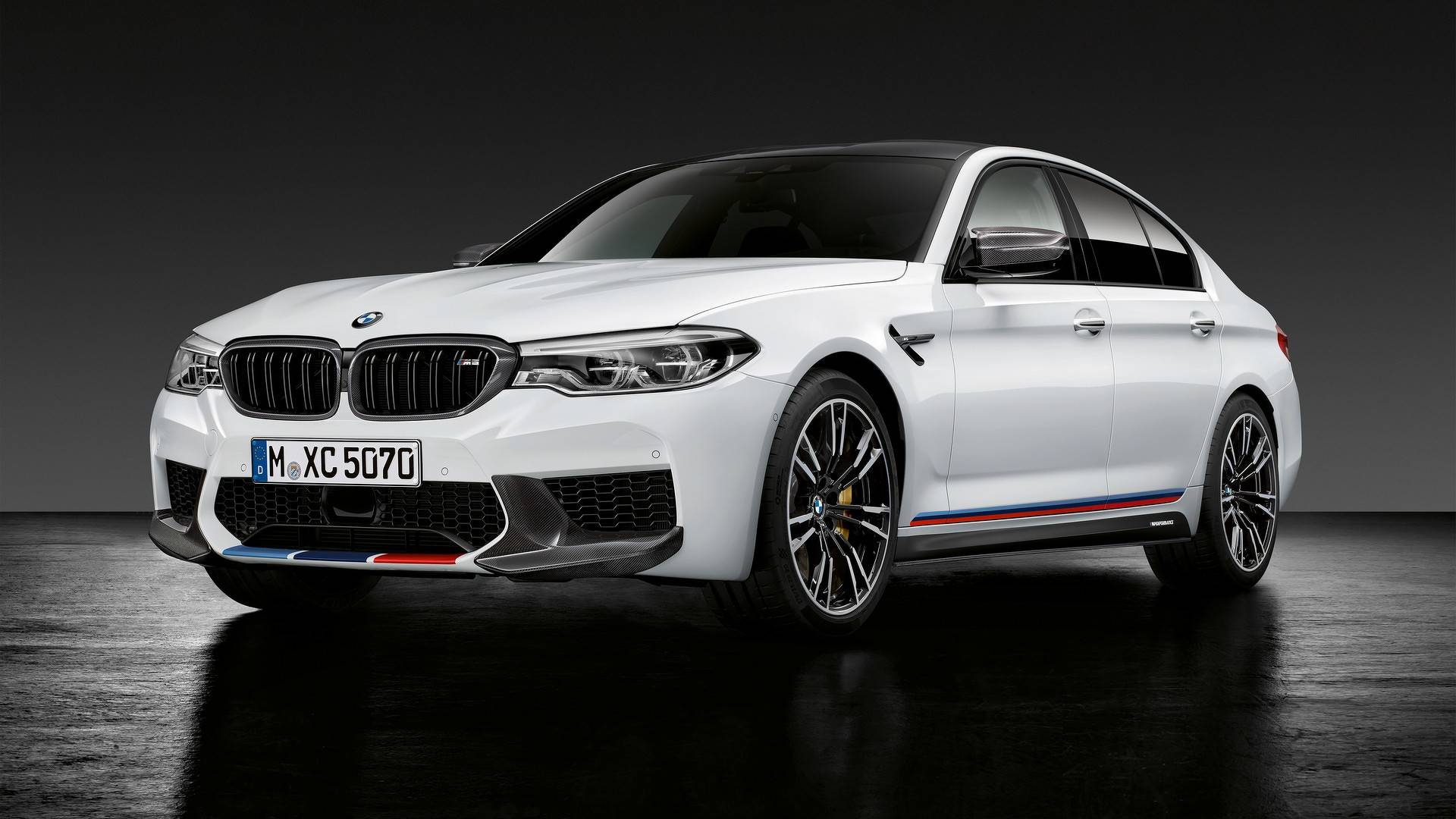 BMW M5 With M Performance Parts Gets High Speed Promo