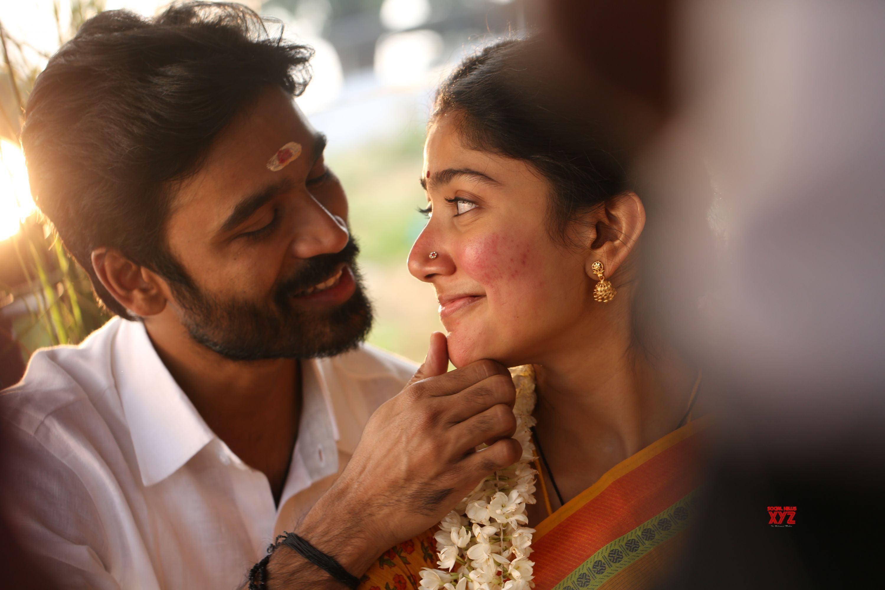 Maari 2 Vaanam Song HD Stills News XYZ. Love couple image, Cute couples photography, Actor picture