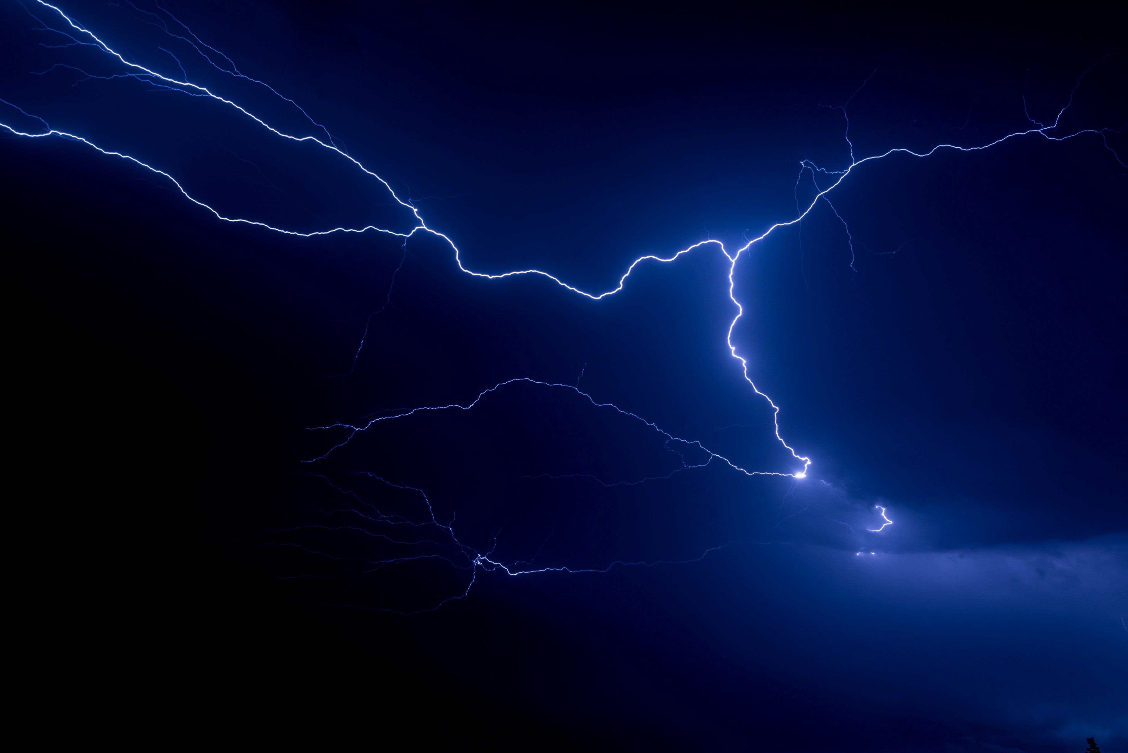 Wallpaper / lightning blue thunder and storm HD 4k