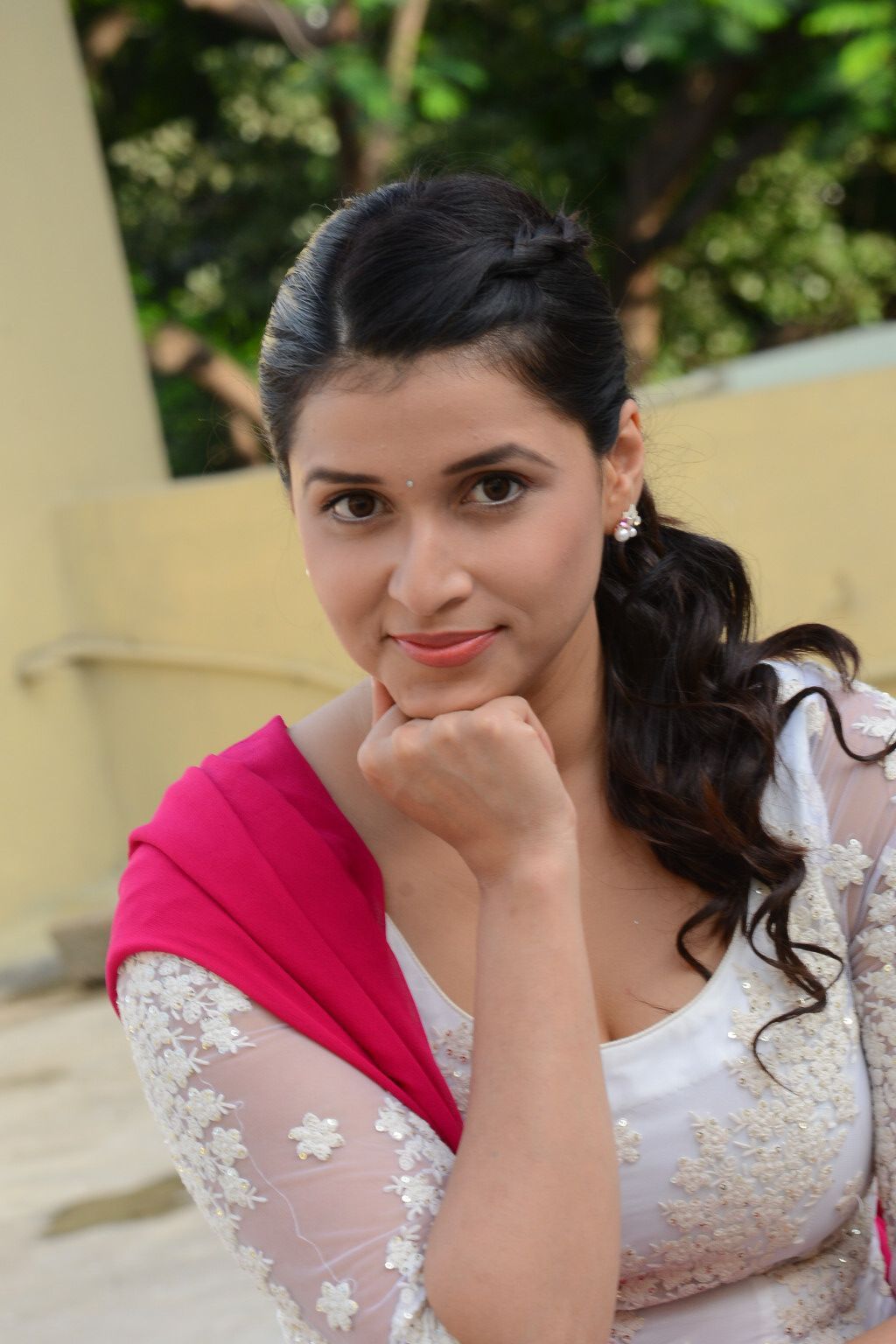 Mannara Chopra Cute Image And HD Wallpaper