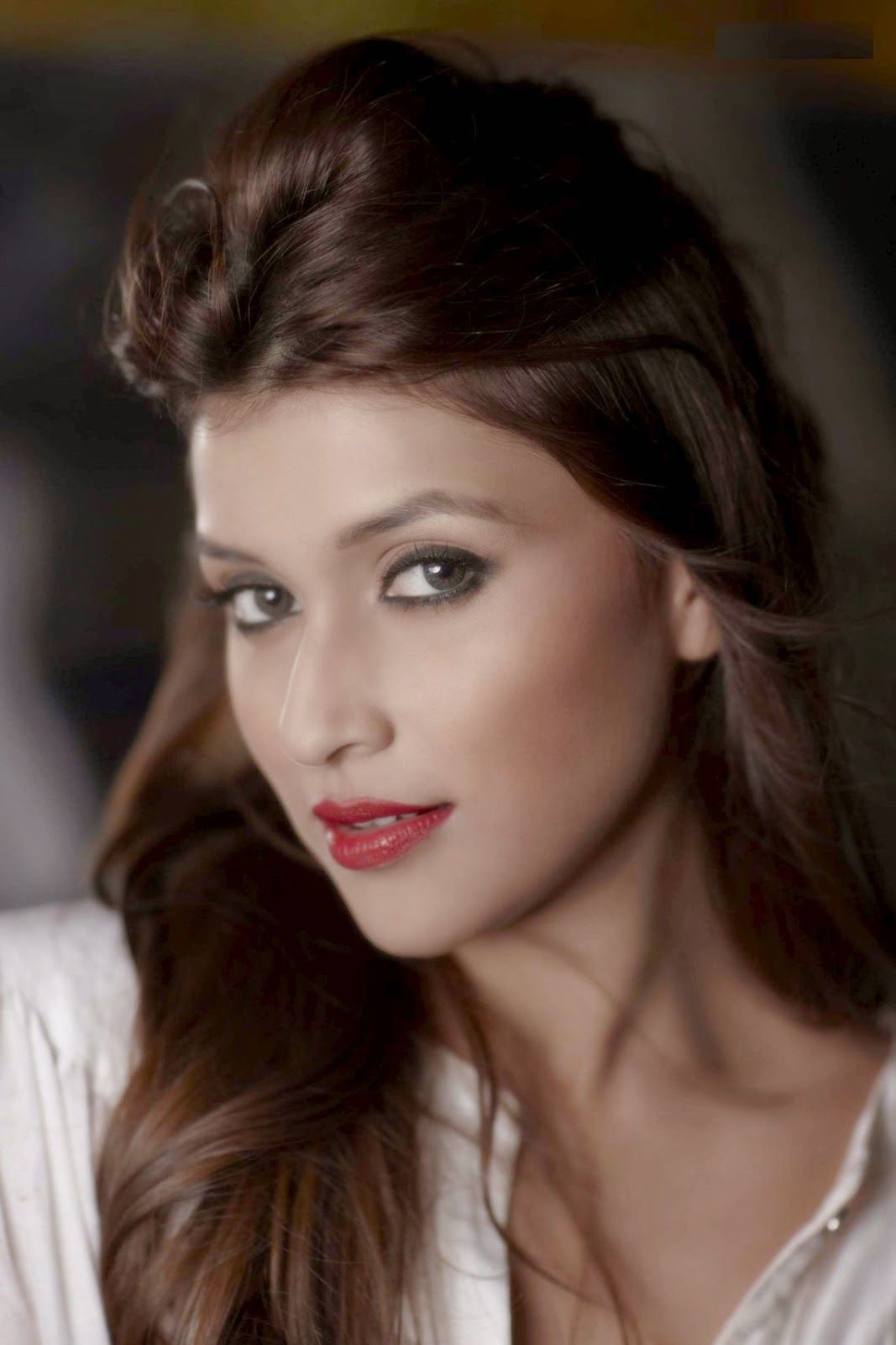 Celeb HD Wall: Mannara Chopra Wallpaper Free