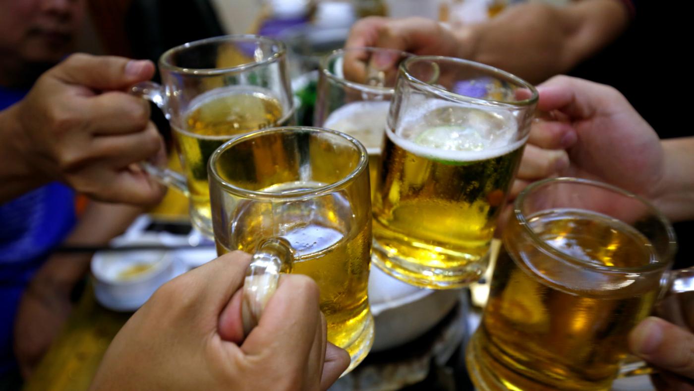 UK government eyes early morning airport drinking ban