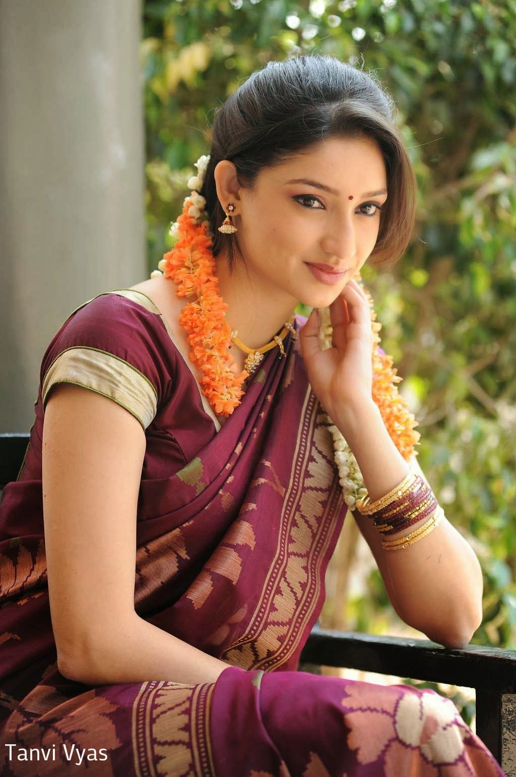 Tamil Actress Hot Saree photo tips