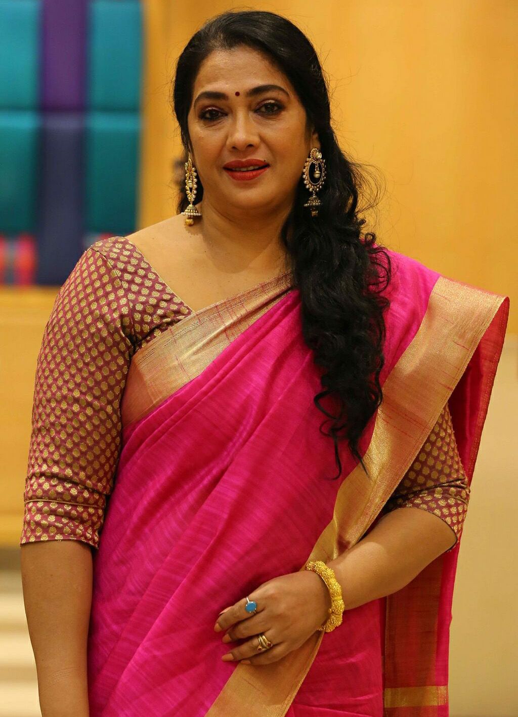 Saree Actress : Smruthi Venkat South Indian Actress Photos In Saree