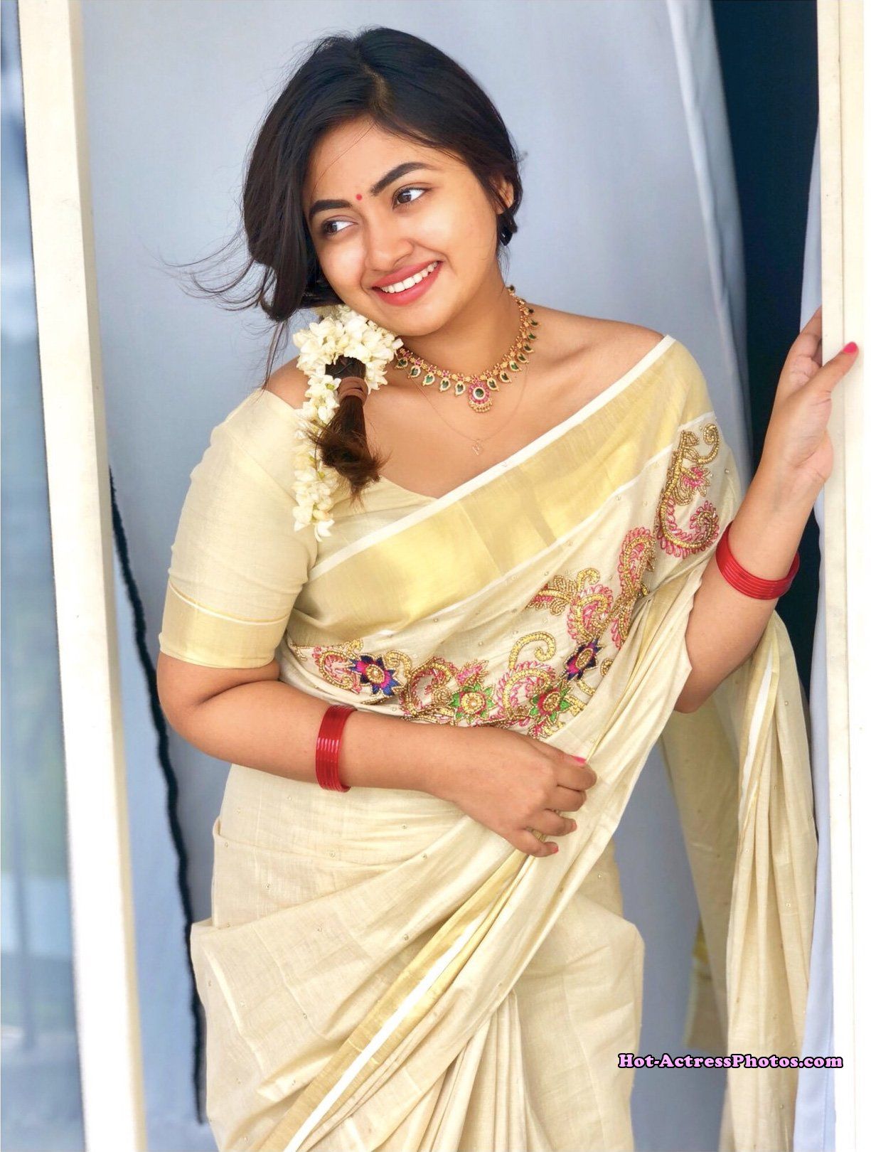 Malayalam Actress Shaalin Zoya Cute Photo In Kerala Saree
