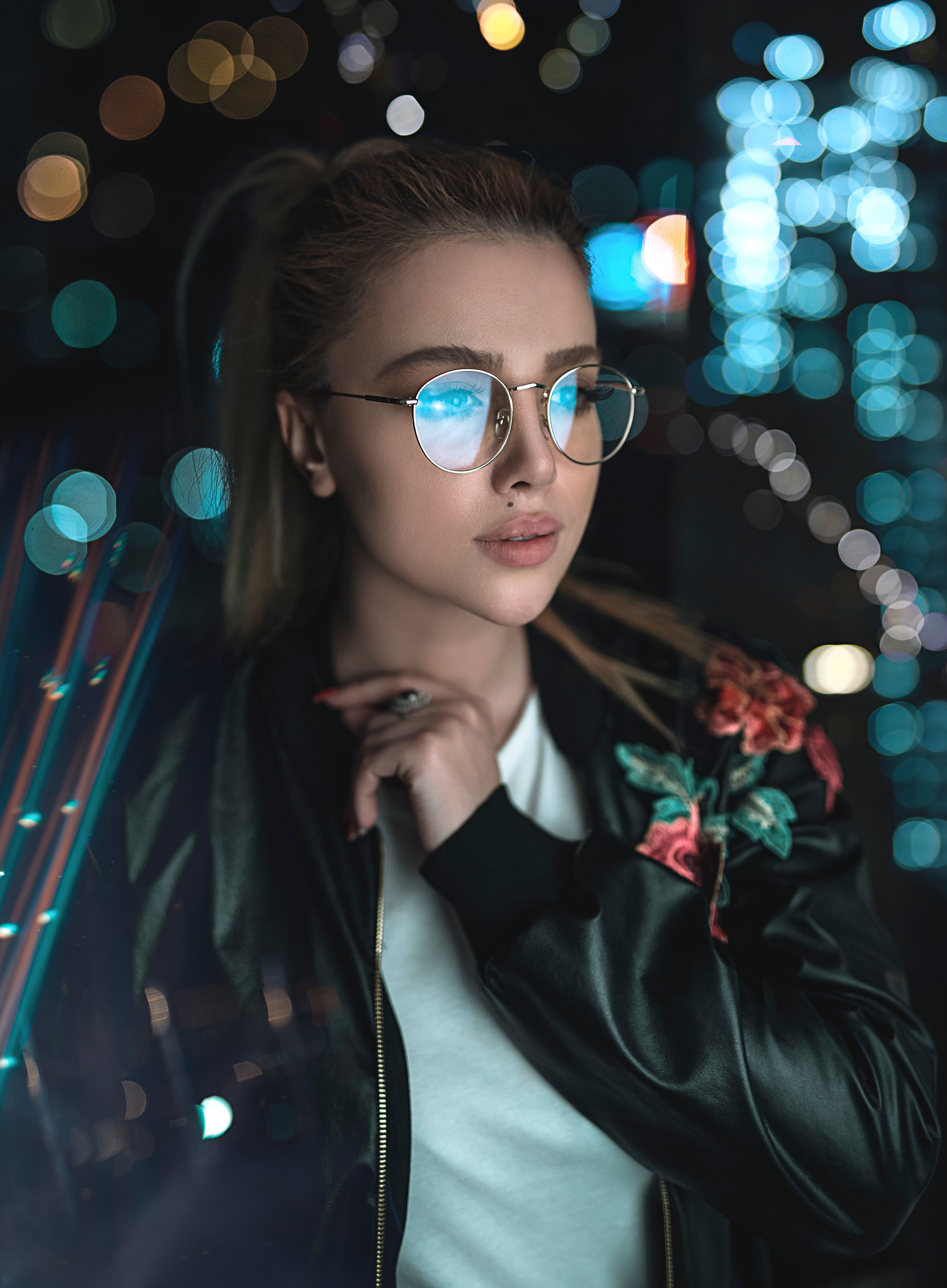Photo by ali pazani, girl, ponytail, glasses, embroidery, black jacket, city lights. Брендинг фотографии, Ночная фотография, Круглые лица