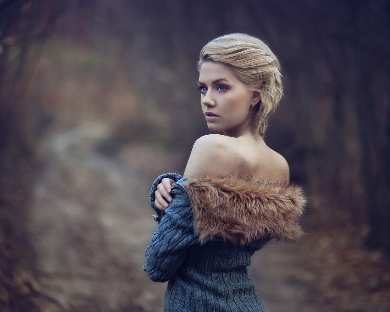 Girl Wearing Fur Coat 1280x1024 Resolution HD 4k