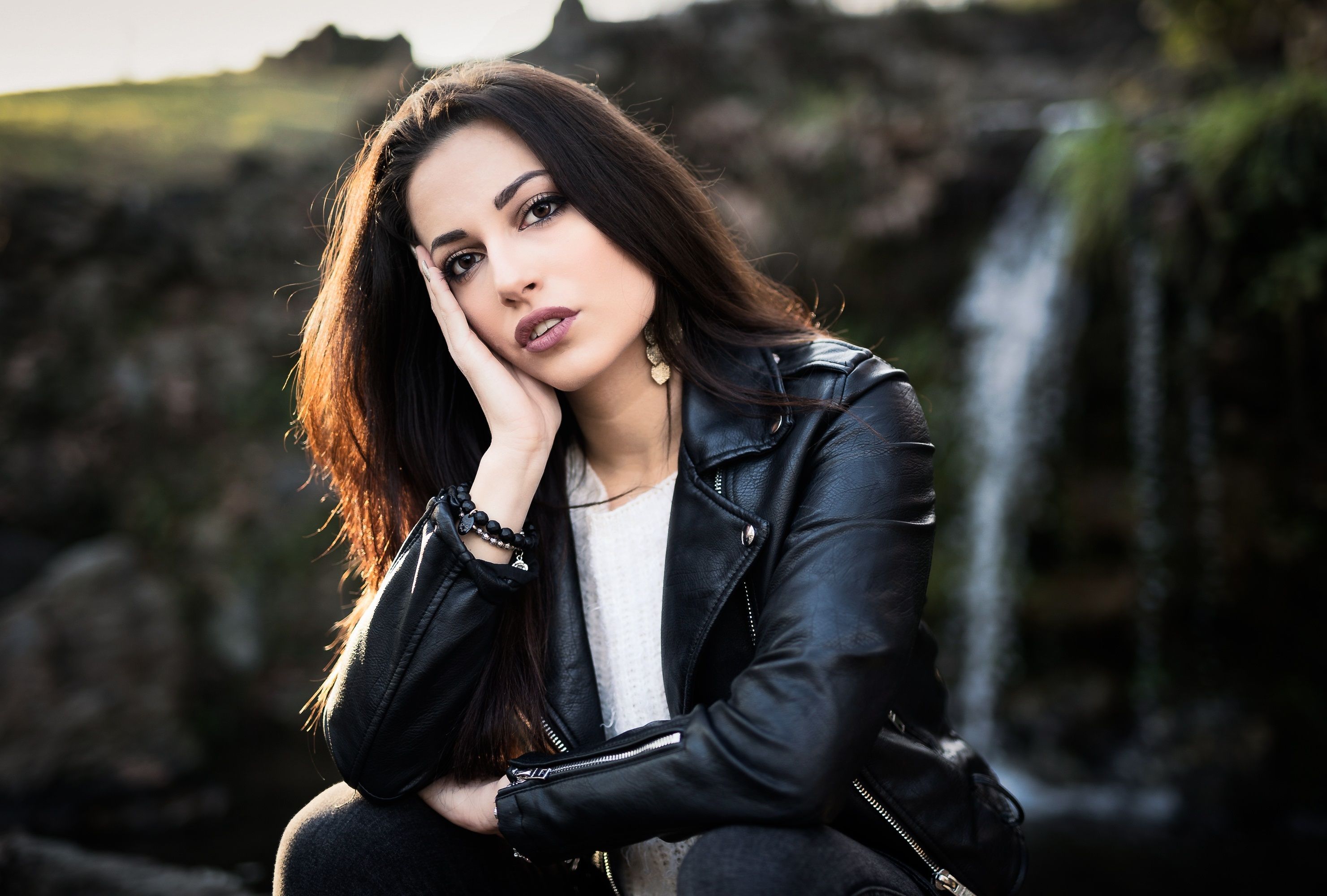 Stylish brunette in a black leather jacket Desktop wallpaper 1280x720