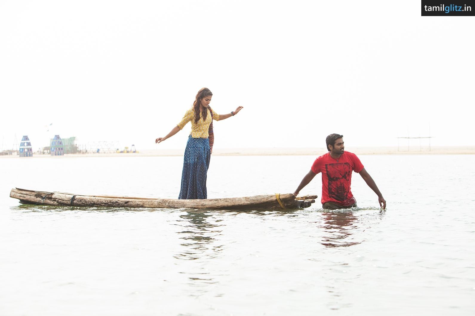 Nayanthara looks Gorgeous in Naanum Rowdy Dhaan