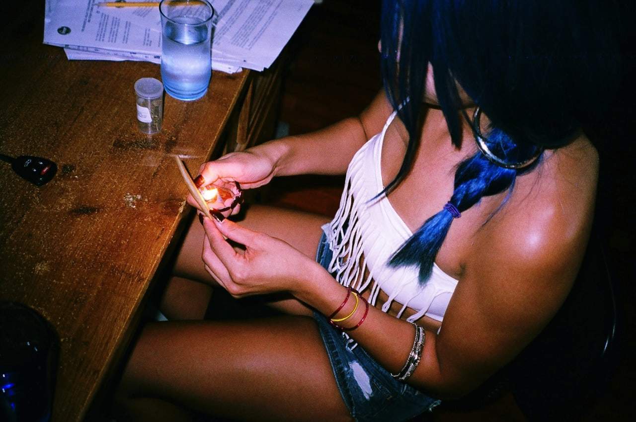 Reasons why Girls who Smoke Weed make perfect Girlfriends