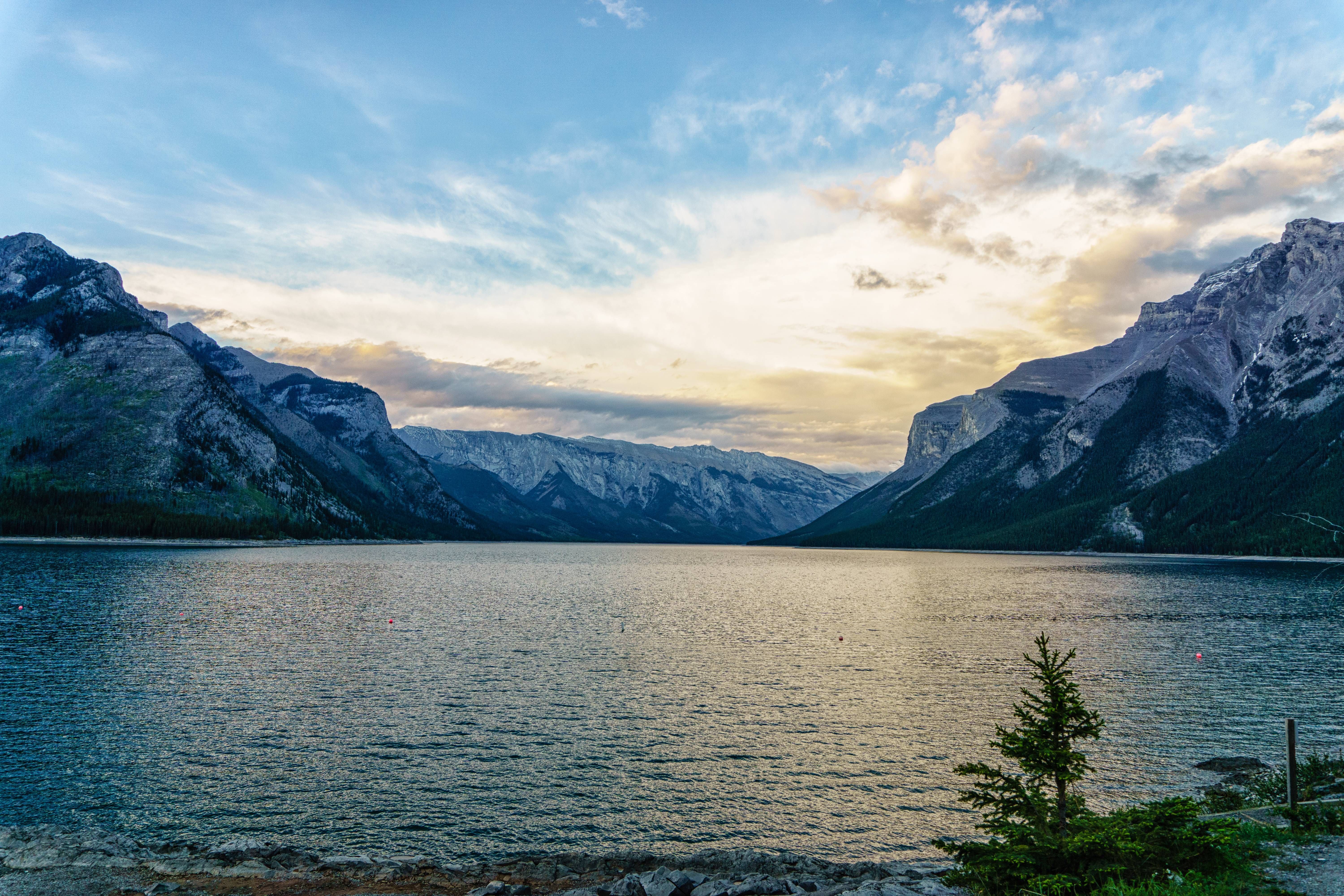 Lake Minnewanka Banff National Park, HQ Background. HD