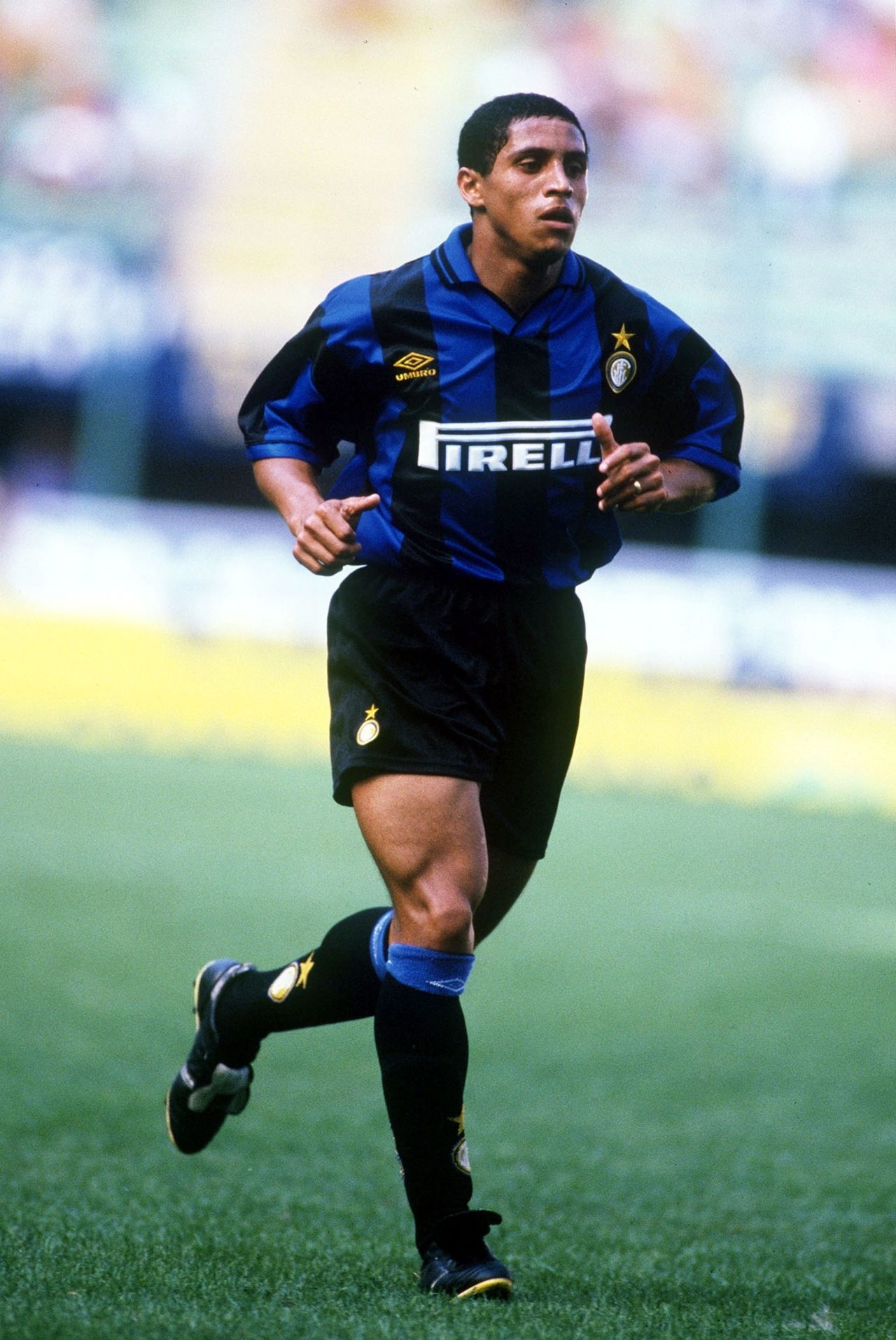 Roberto Carlos on Internazionale Milano Inter Milan. Carteles