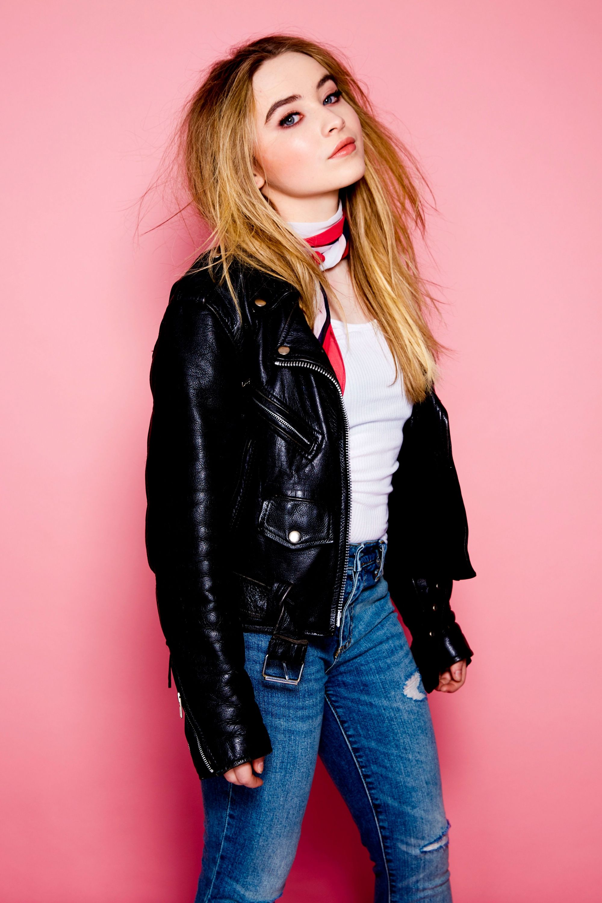 Sabrina Carpenter, women, singer, teen, leather jackets, black jackets, pink background, torn jeans, jacket, black leather jacketx3000 Wallpaper