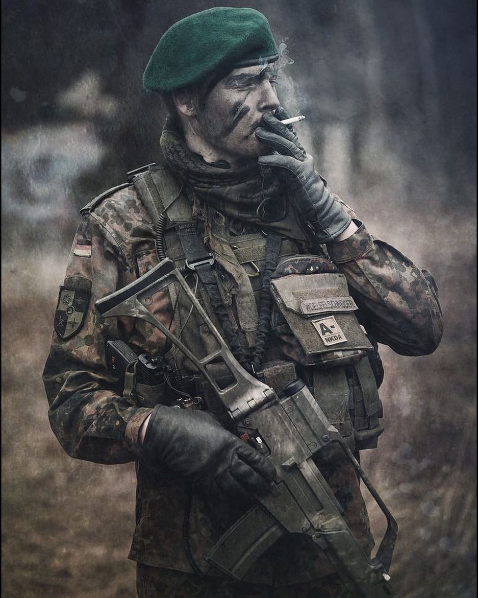 Voici un soldat de l'armée allemande avec son HK G36