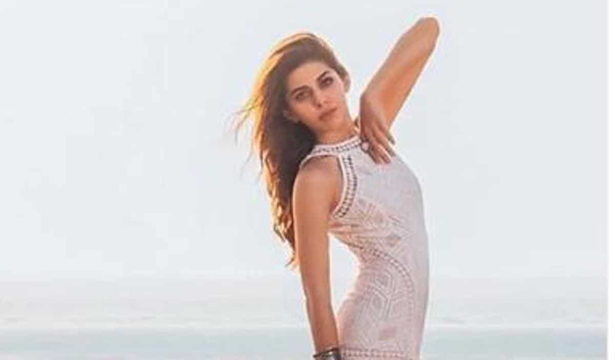 Alaia Furniturewala leaves for Jawaani Jaaneman shoot. See 10 pics