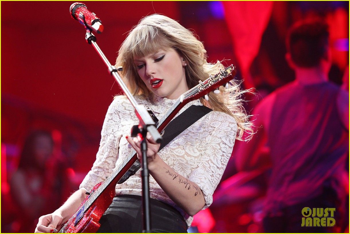 Taylor Swift: Club Red Fan Meet & Greet in Newark!: Photo 2839098