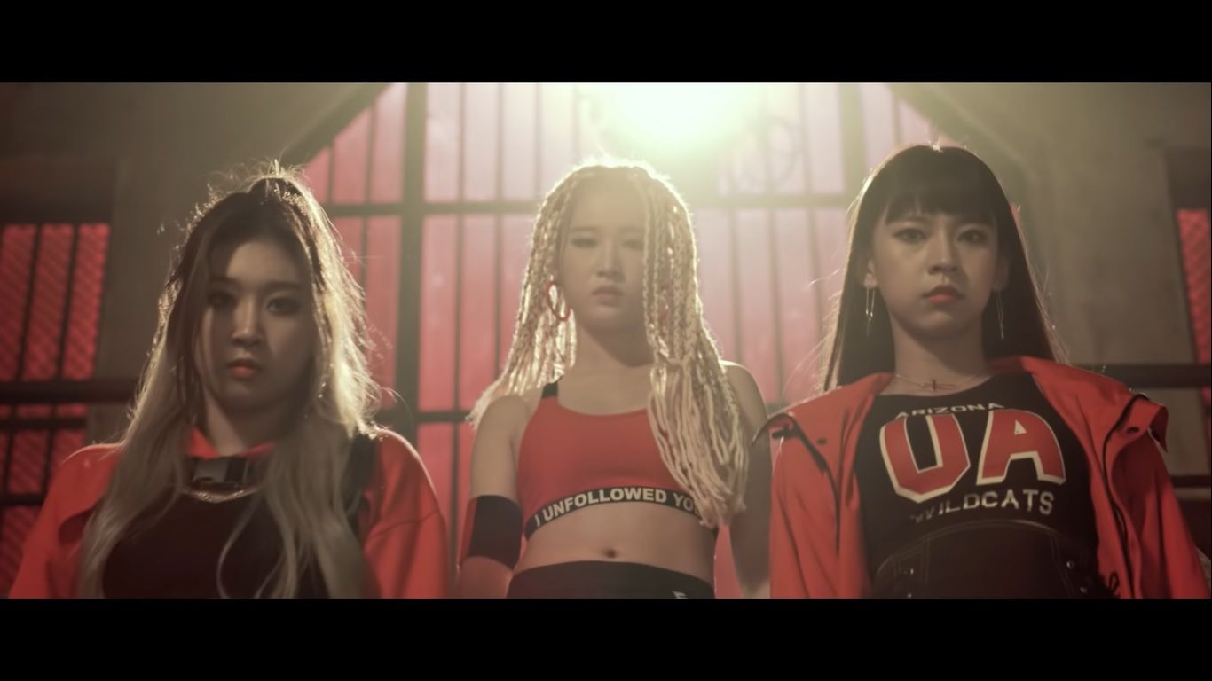 OUT OF MY MIND': 3YE REINVENTA EL GIRL CRUSH Y DOMINA LA ESCENA