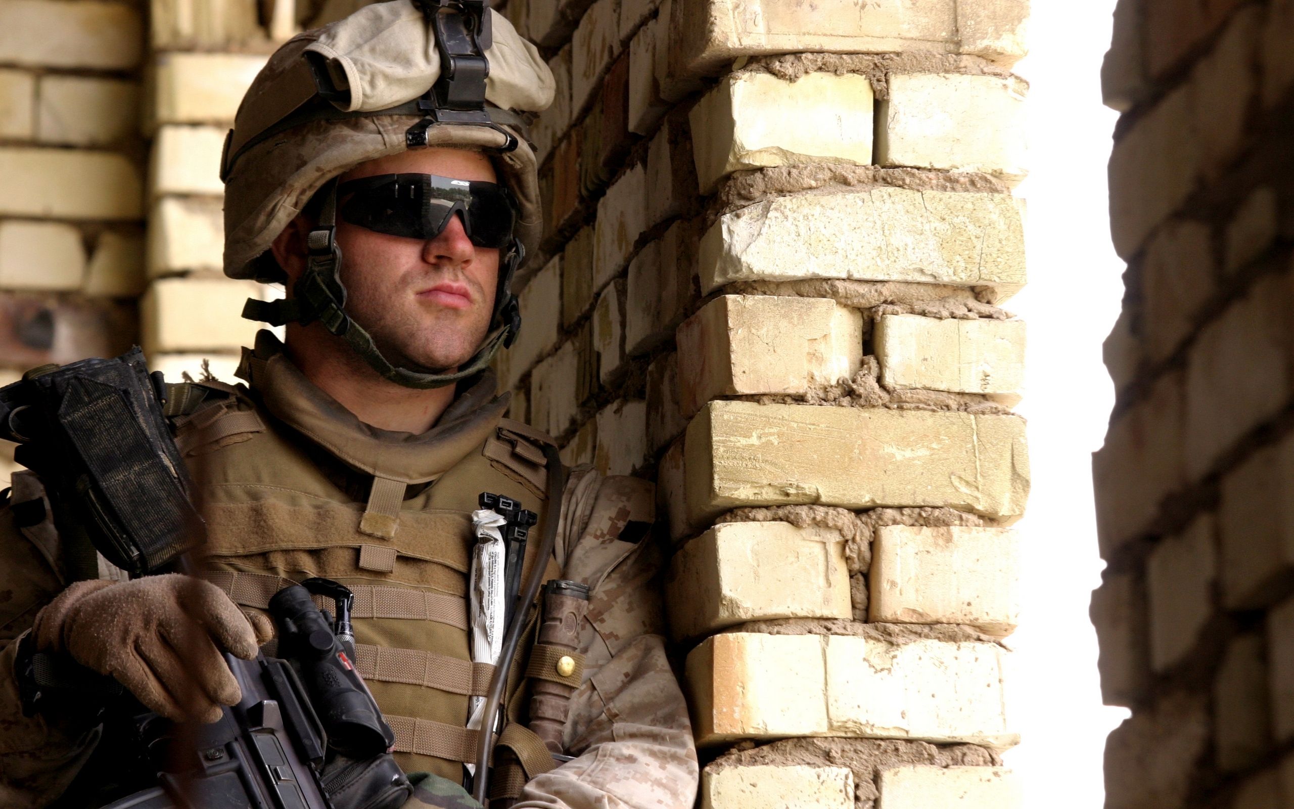 Image soldier Man Helmet Military war helmet us marines 2560x1600