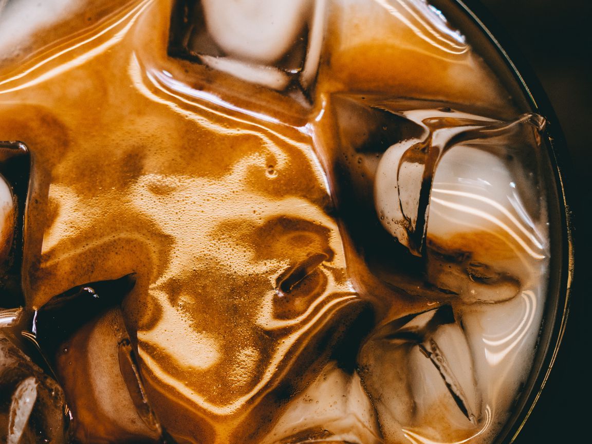 Download wallpaper 1152x864 coffee, ice, glass, foam, caramel