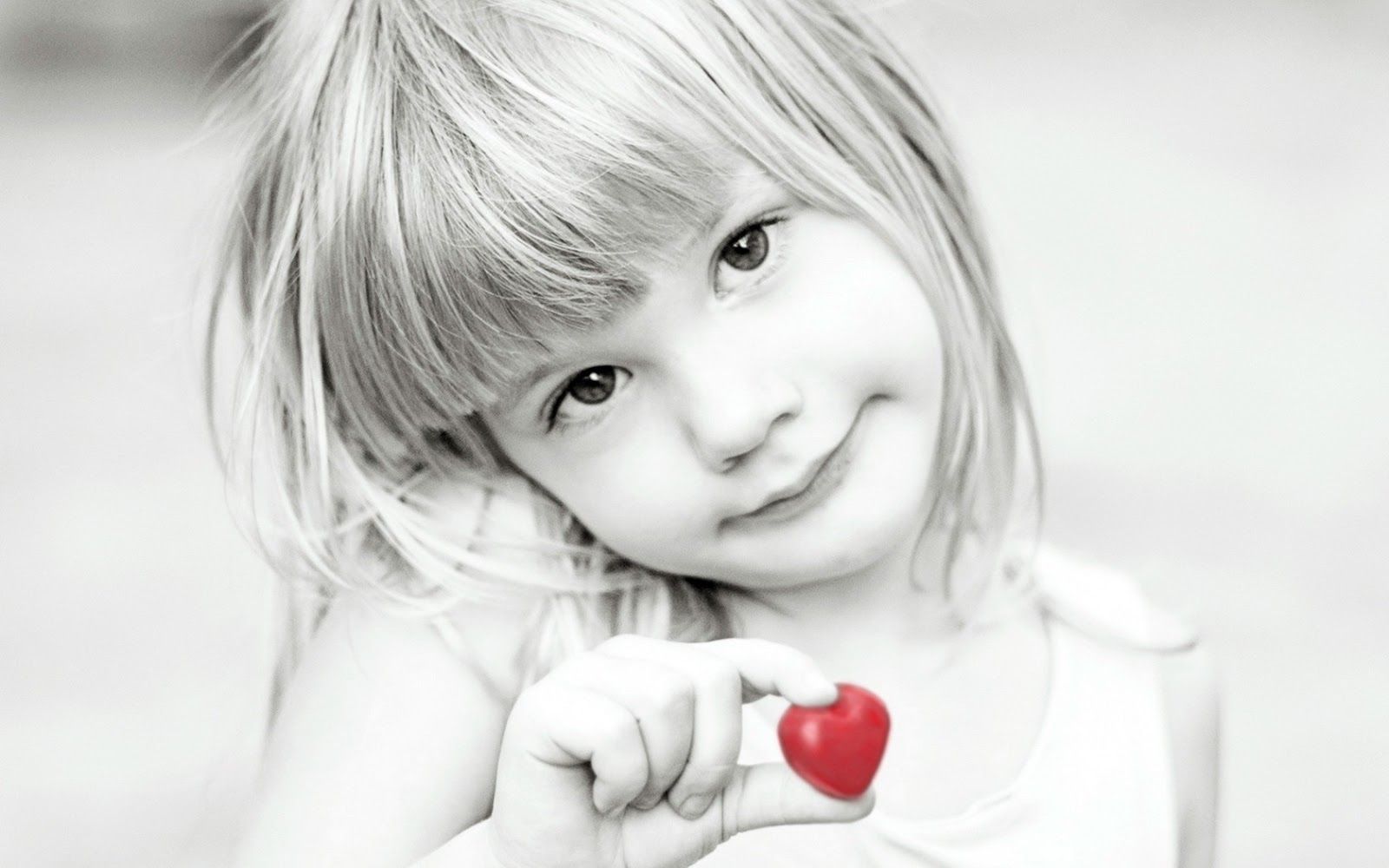 Cute Little Baby Girl Holding Heart HD Wallpaper. Cute Little Babies