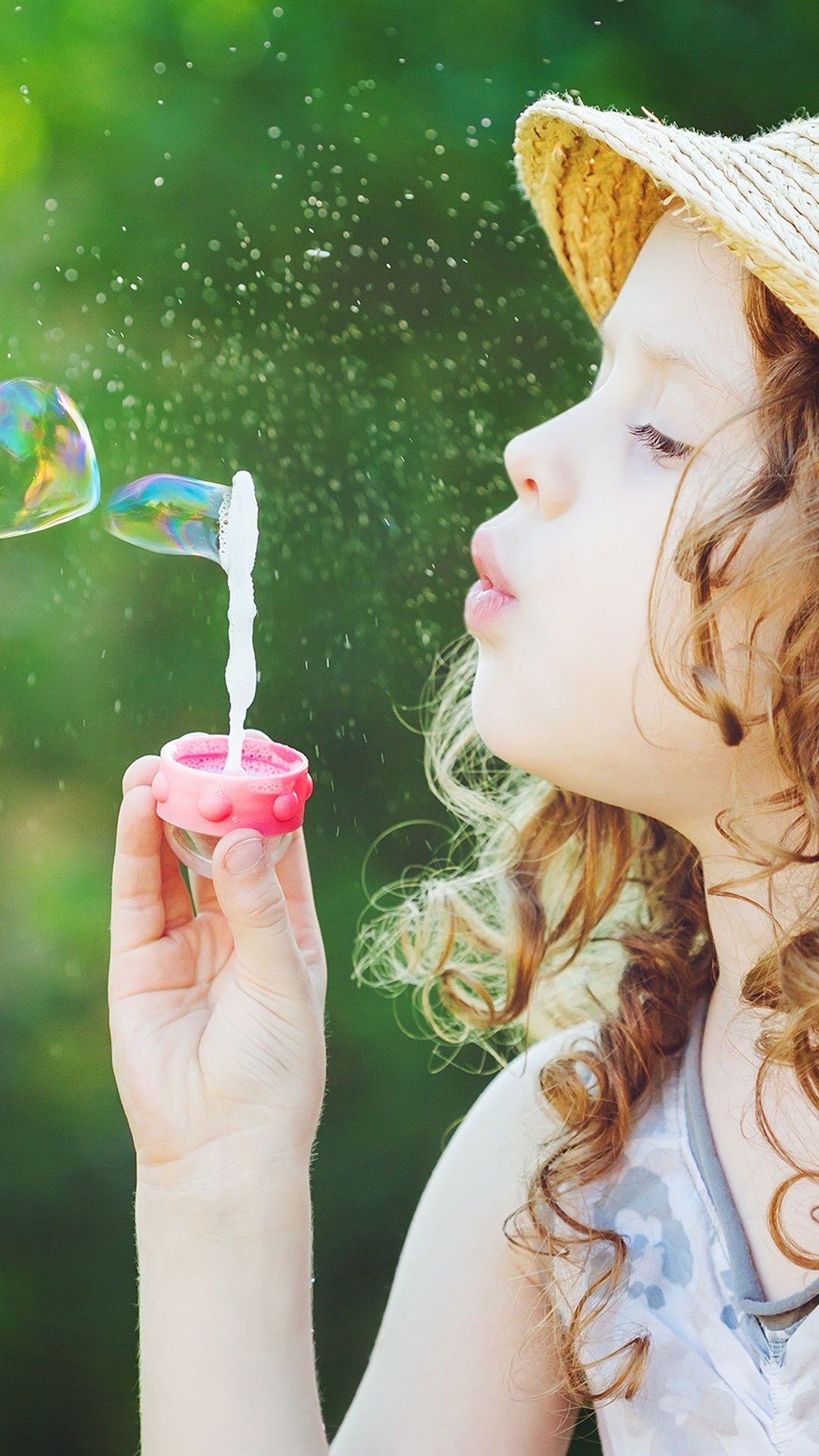 Children, cute little girl play bubble, love heart 1080x1920