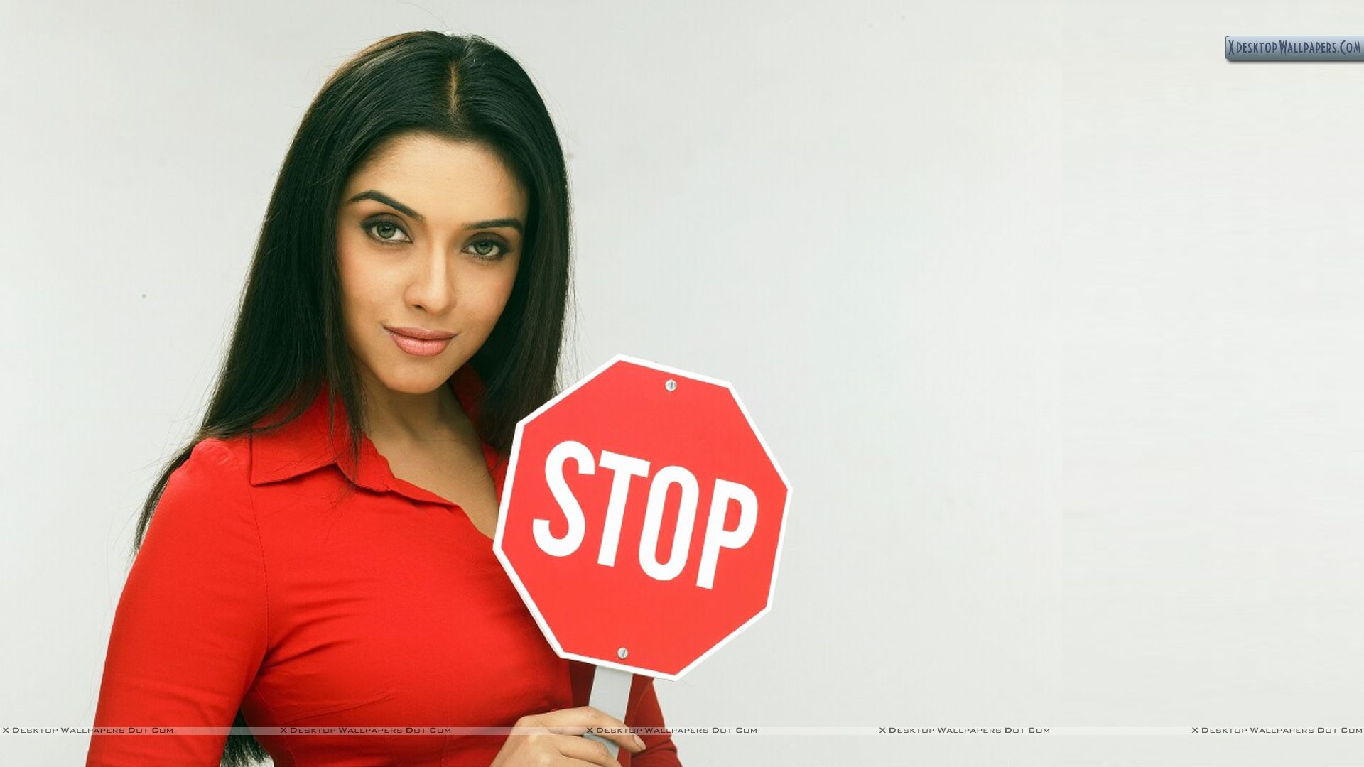 Sweet Looking Asin In Red Shirt With Stop Sign Wallpaper