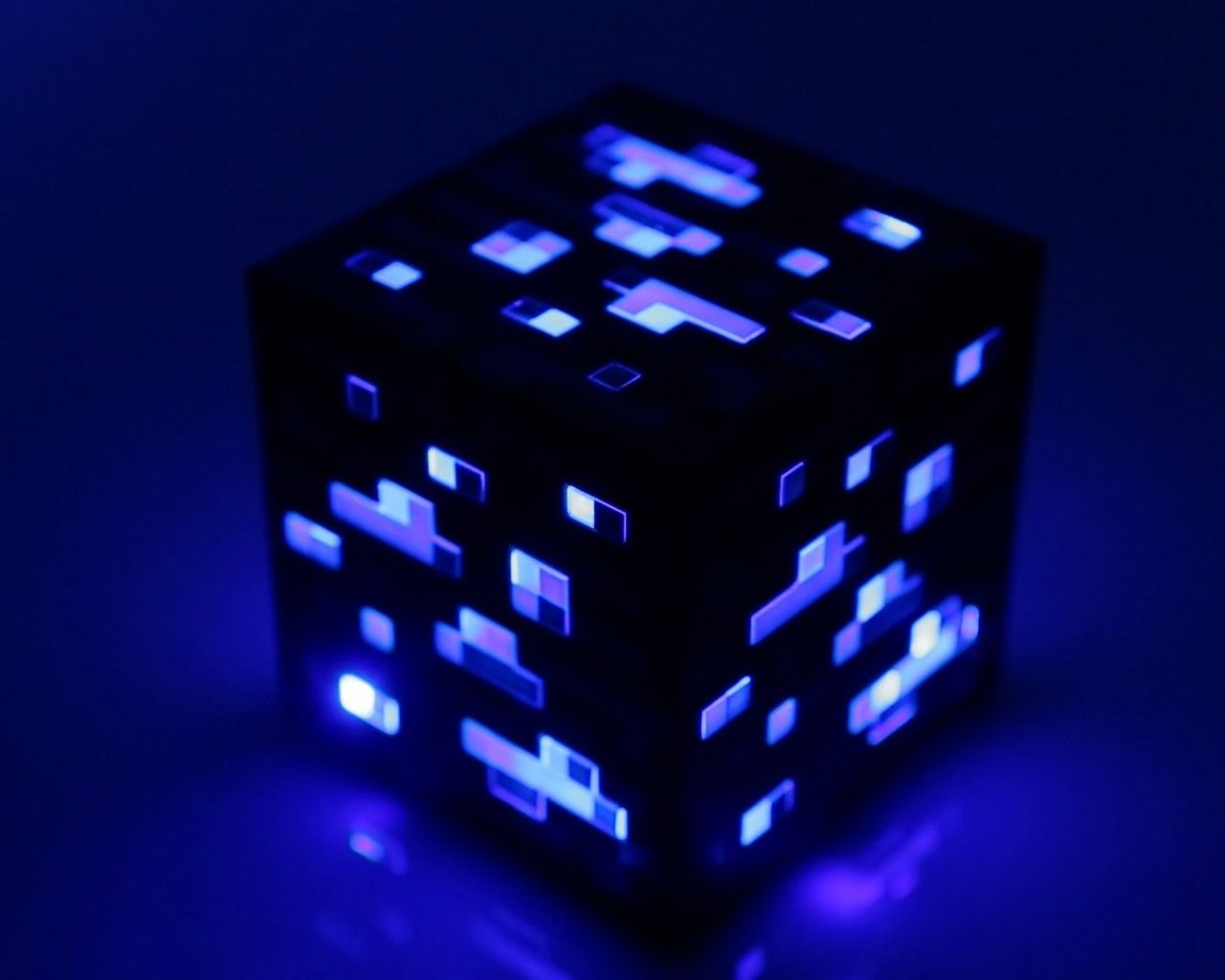 Free download Minecraft Light Up Diamond Ore from ThinkGeek