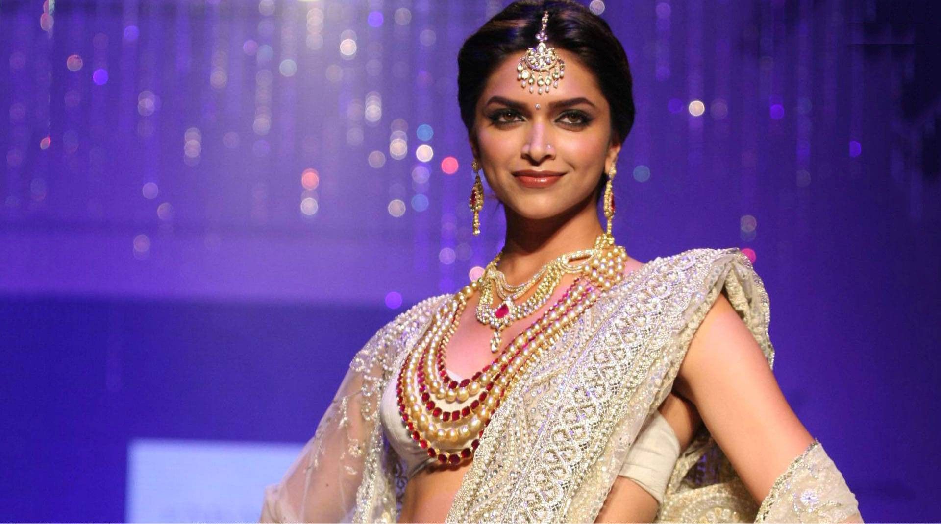 Popular Bollywood Actress Deepika Padukone In Saree