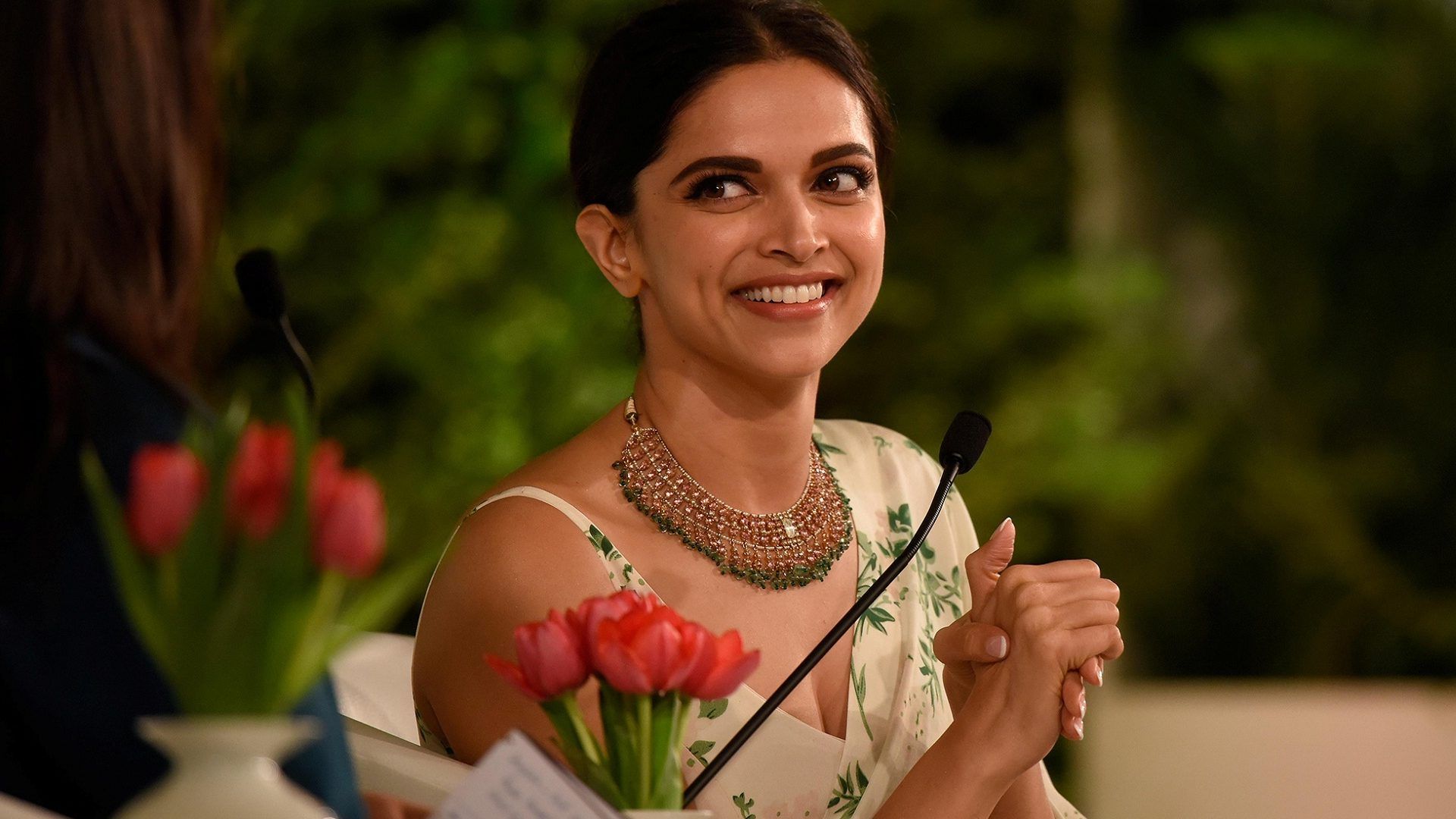 Deepika Padukone In Saree Gorgeous Bollywood Actress Wallpaper