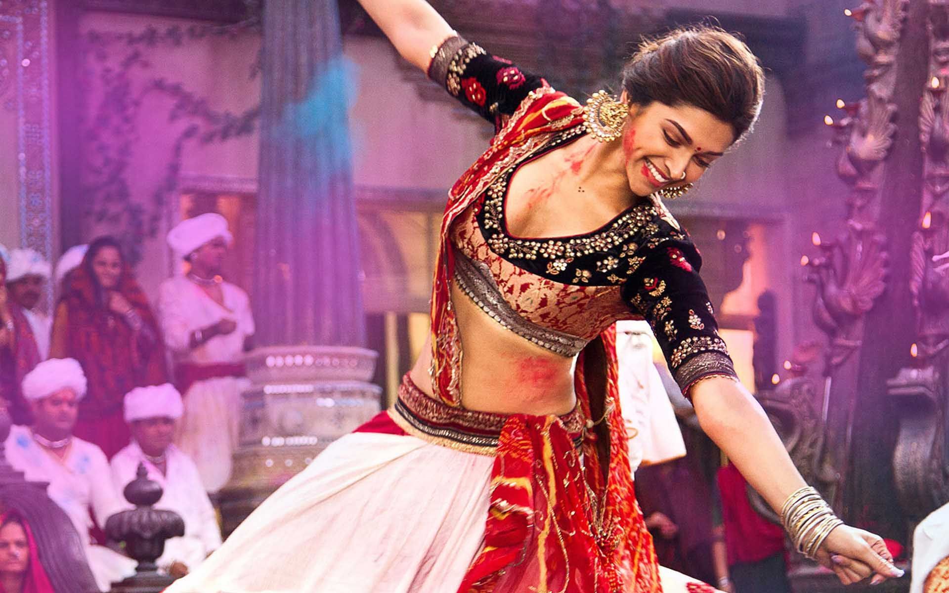 Dancing Deepika From The Movie Ram Leela. HD Bollywood Movies Wallpaper for Mobile and Desktop