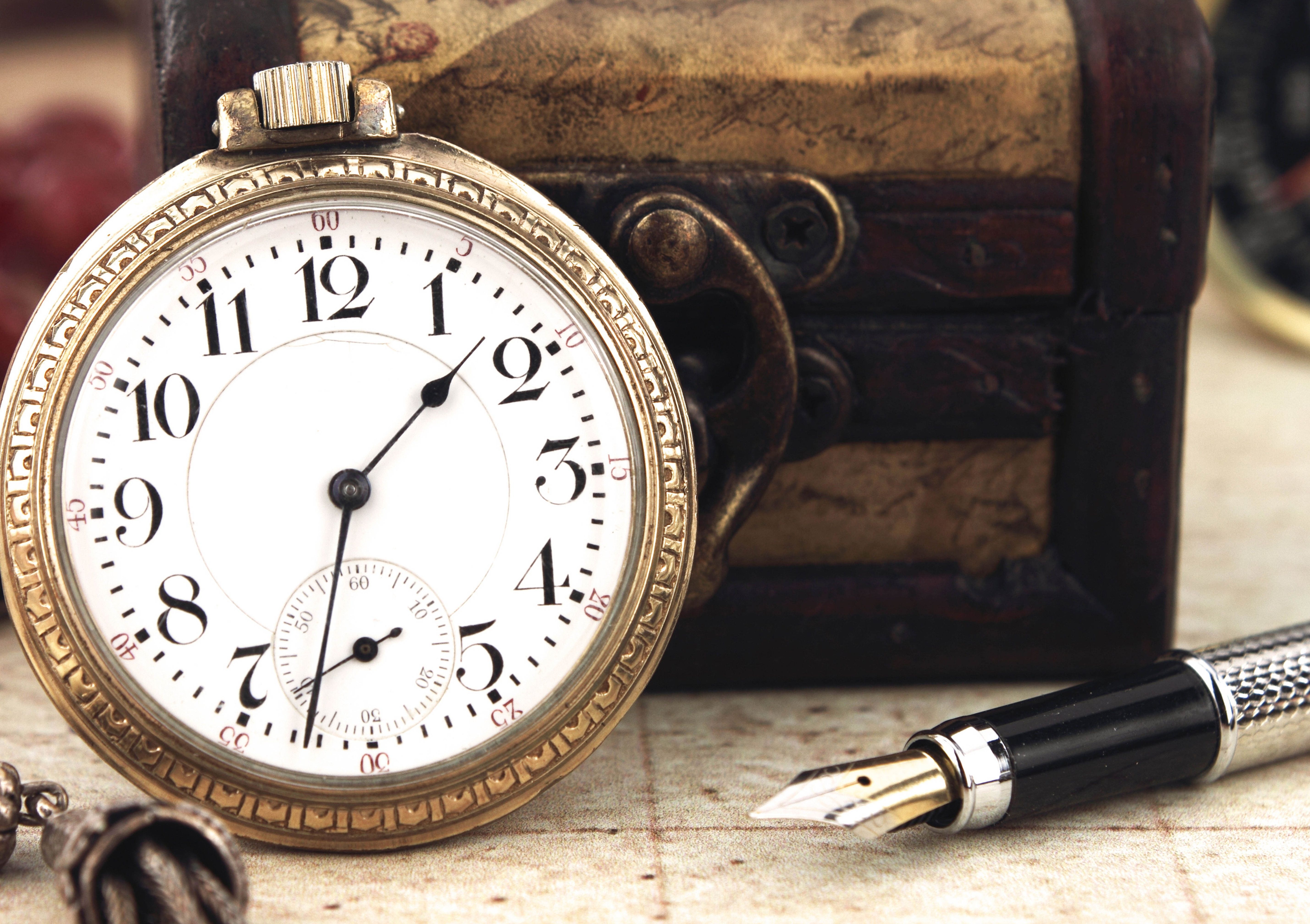 Download wallpaper 5713x4032 vintage, clock, dial, box, pen, necklace, keychain HD background