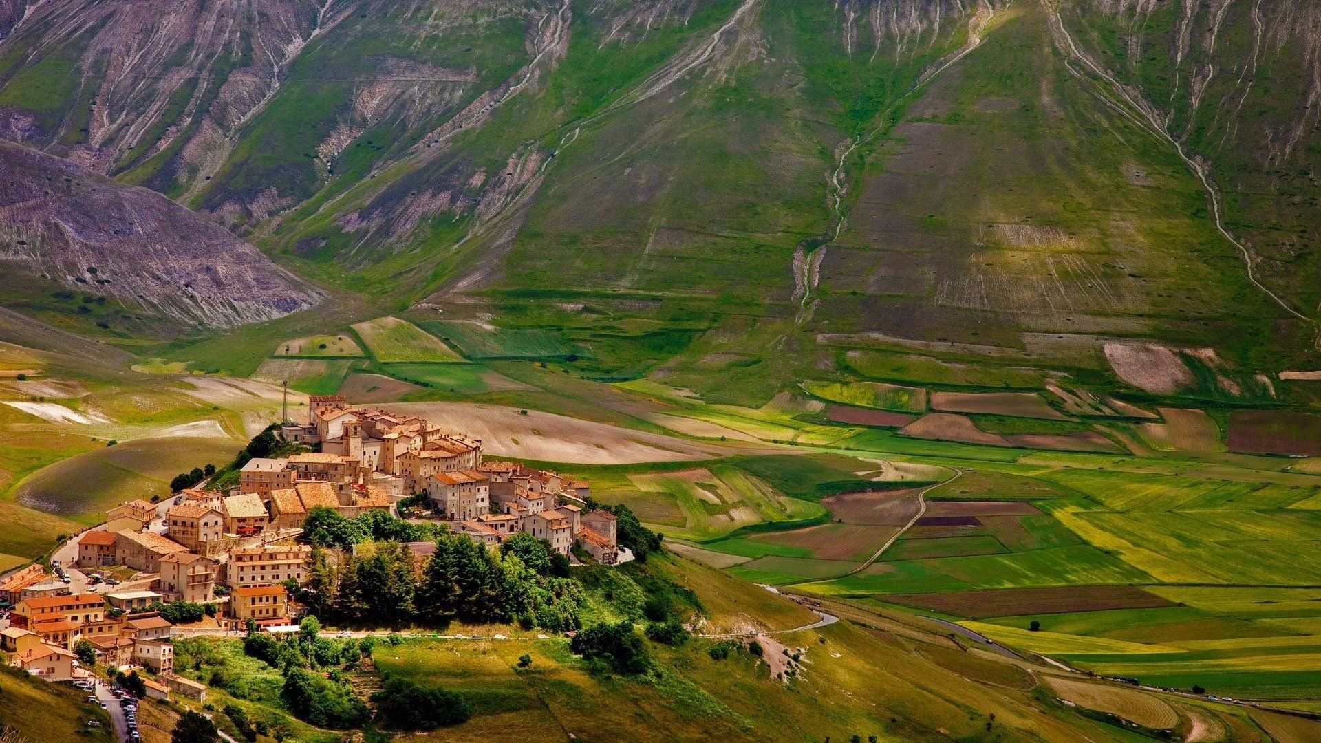 Italian Mountain Village HD Wallpaper