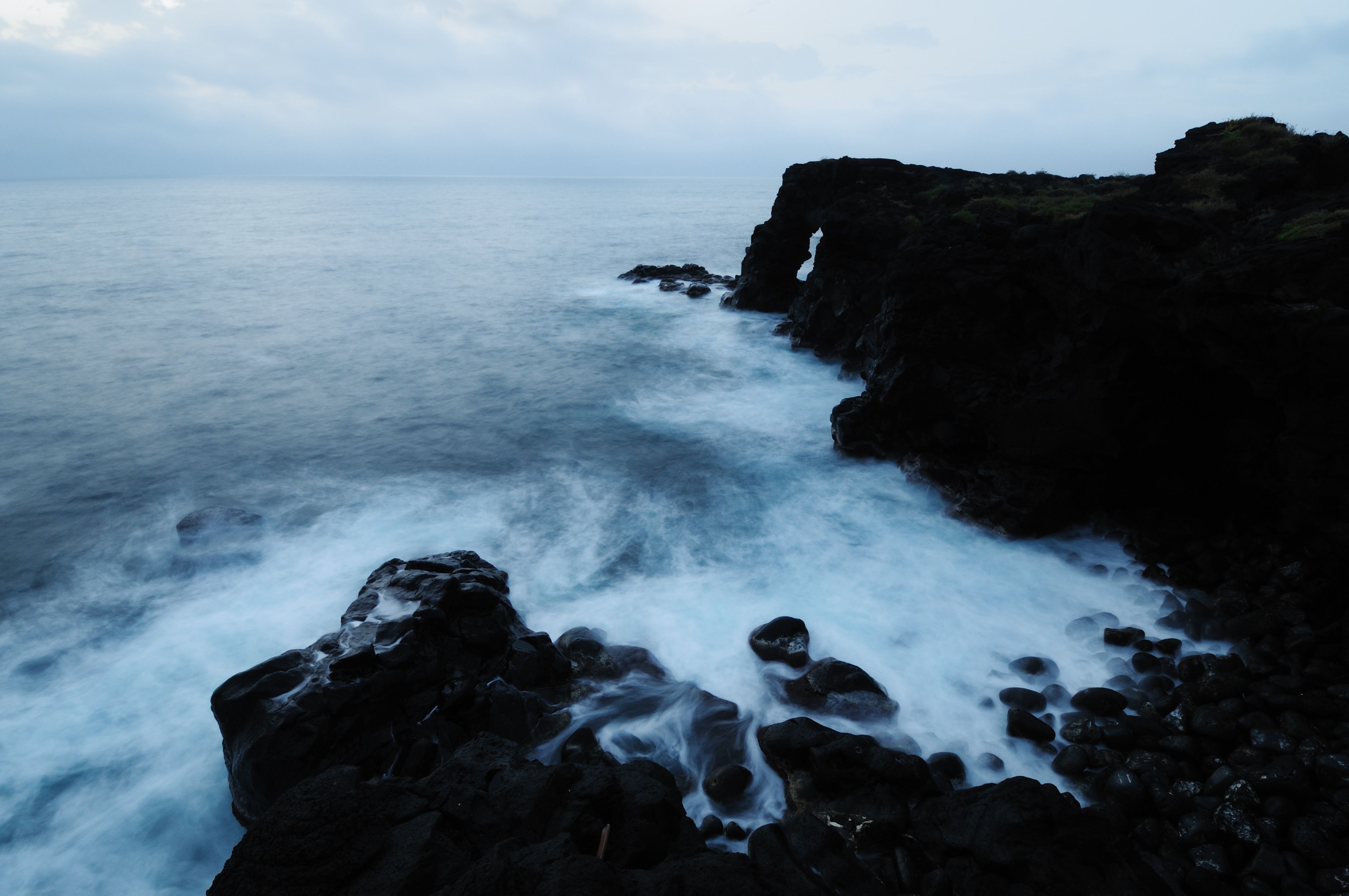 Download wallpaper 4109x2729 ocean, rocks, surf, italy, catania HD