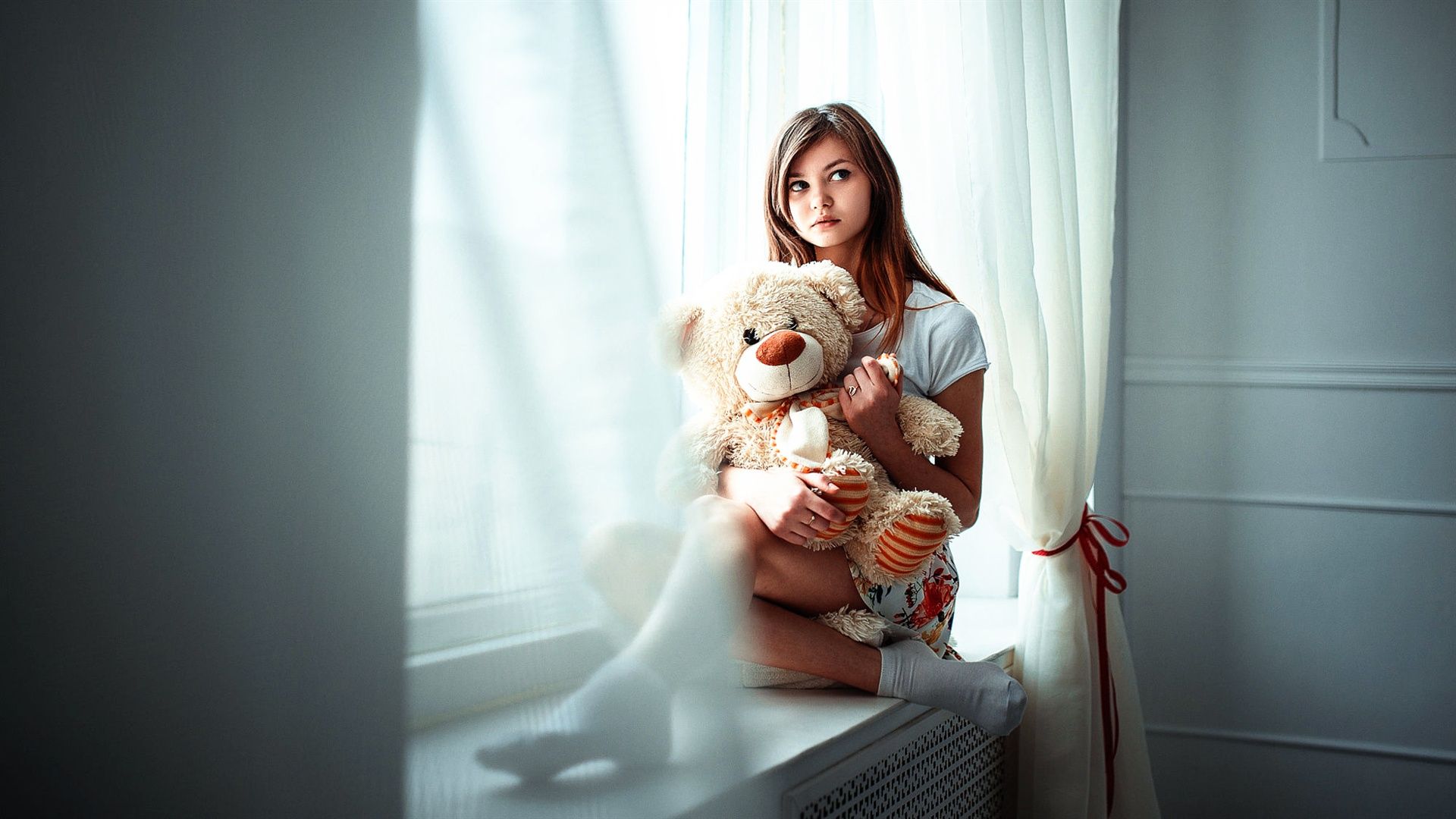 Wallpaper Sadness girl and teddy bear, windowsill 1920x1080 Full